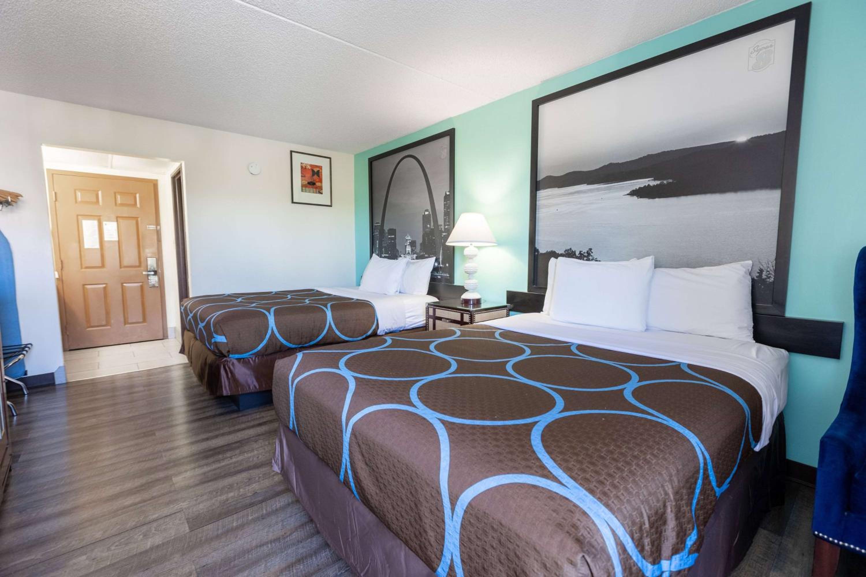 Queen Room with Two Queen Beds - Non-Smoking - Photo 5