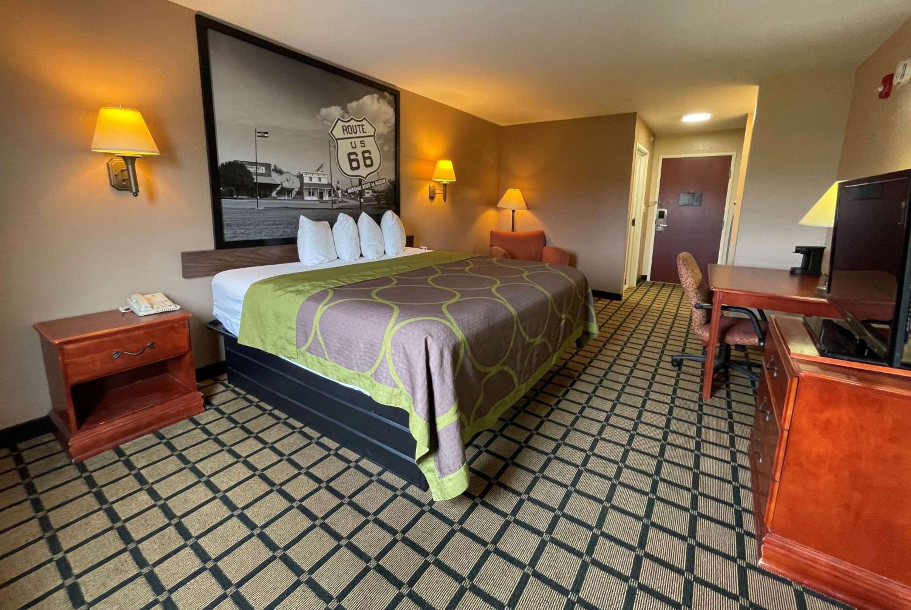 King Room - Non-Smoking - Photo 1