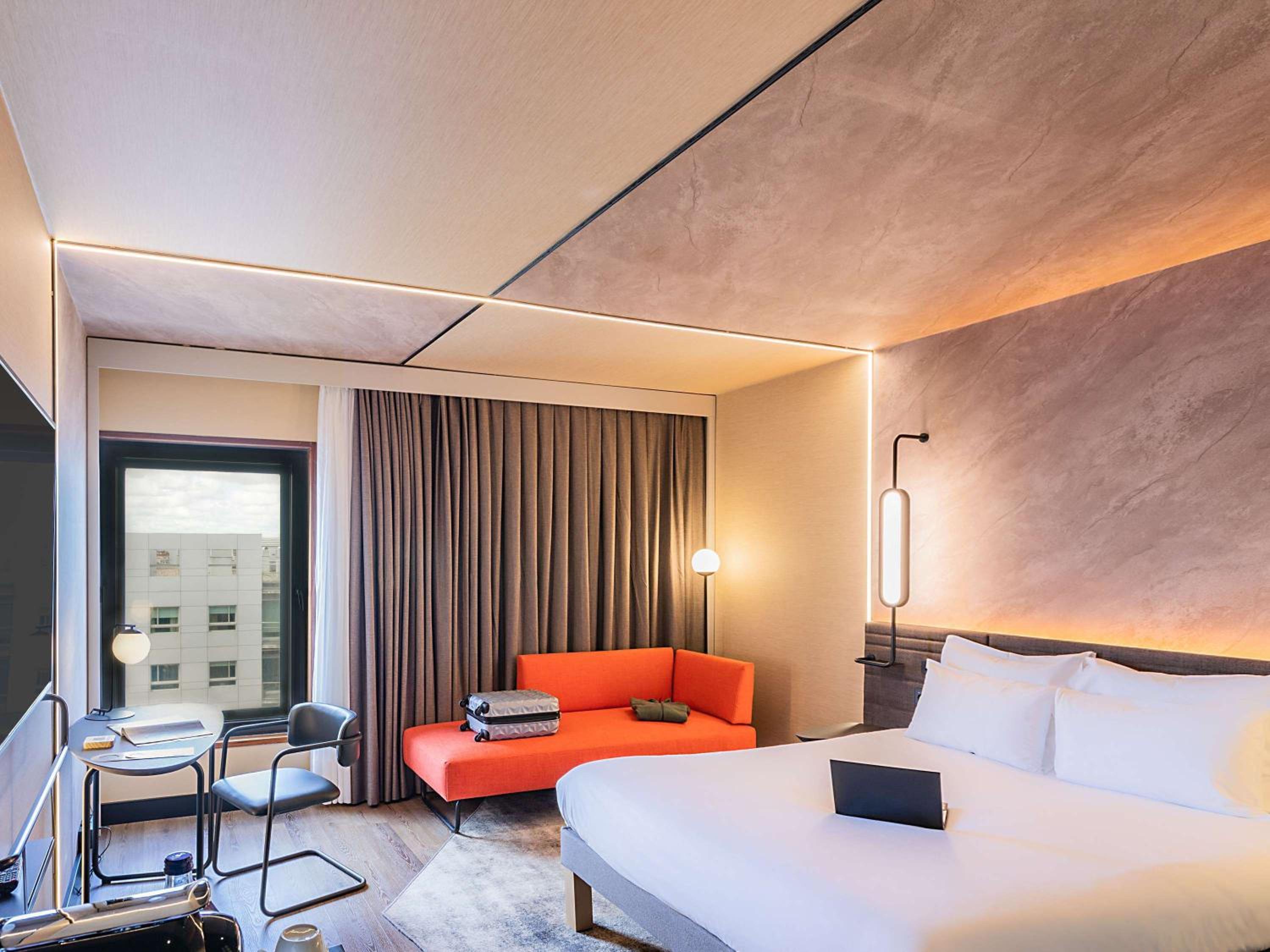 Executive King Room with Sofa Bed - Photo 4