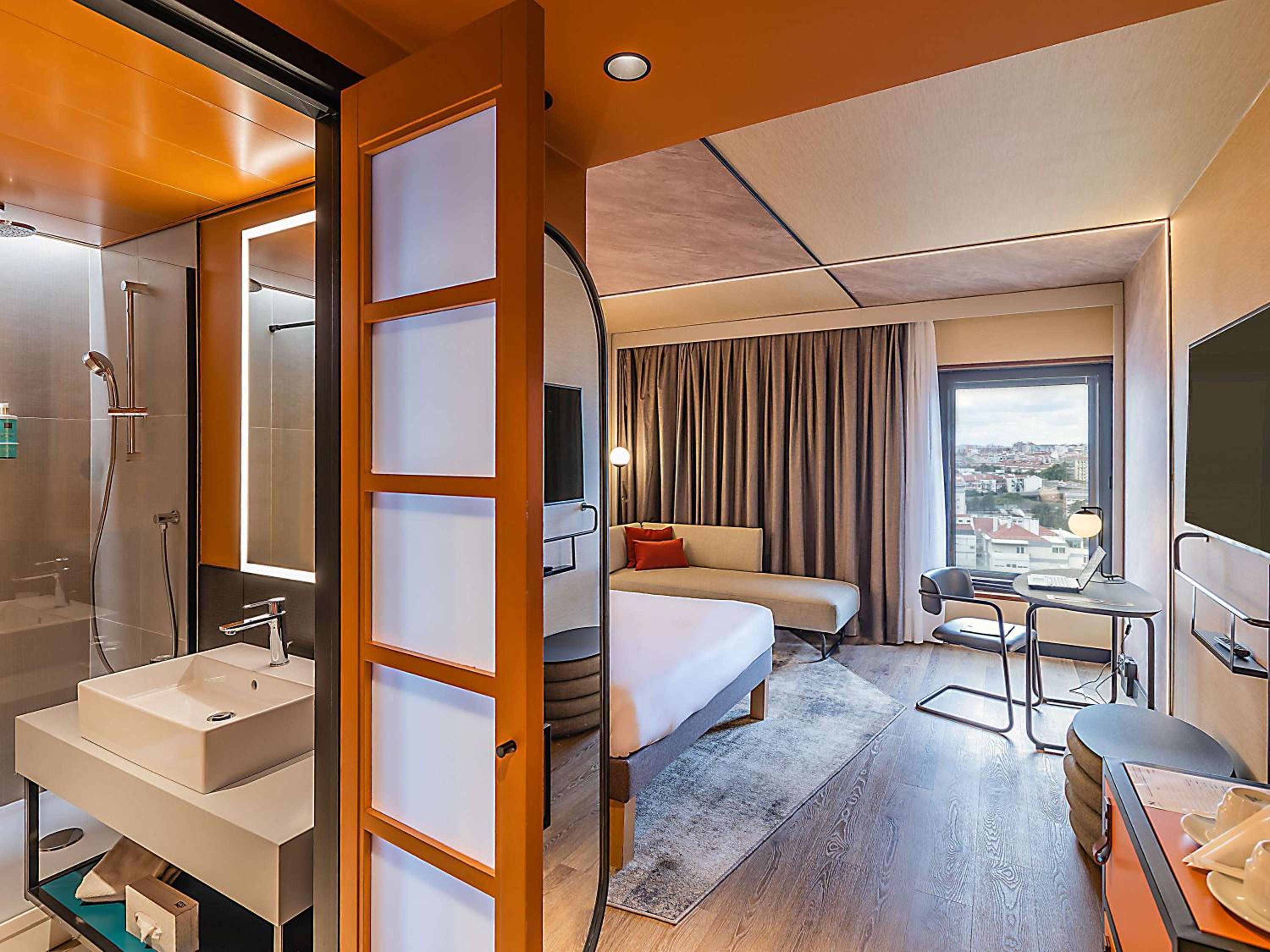 Executive King Room with Sofa Bed - Photo 1