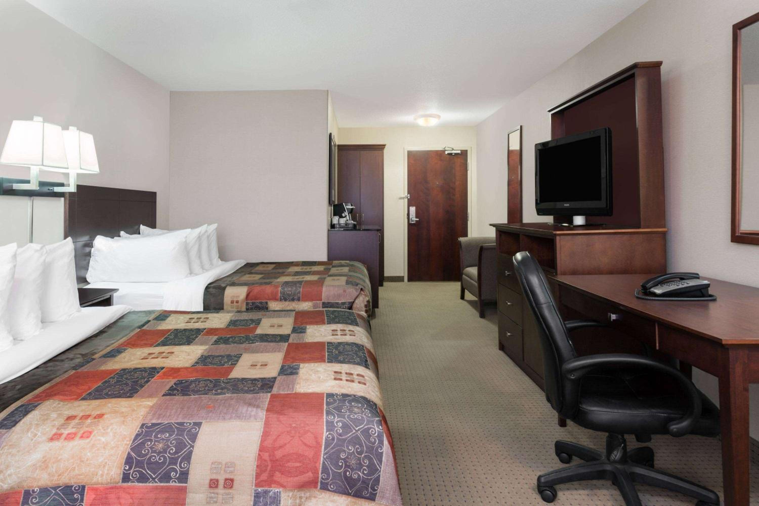 Queen Room with Two Queen Beds - Pet Friendly/Non-Smoking - Photo 2