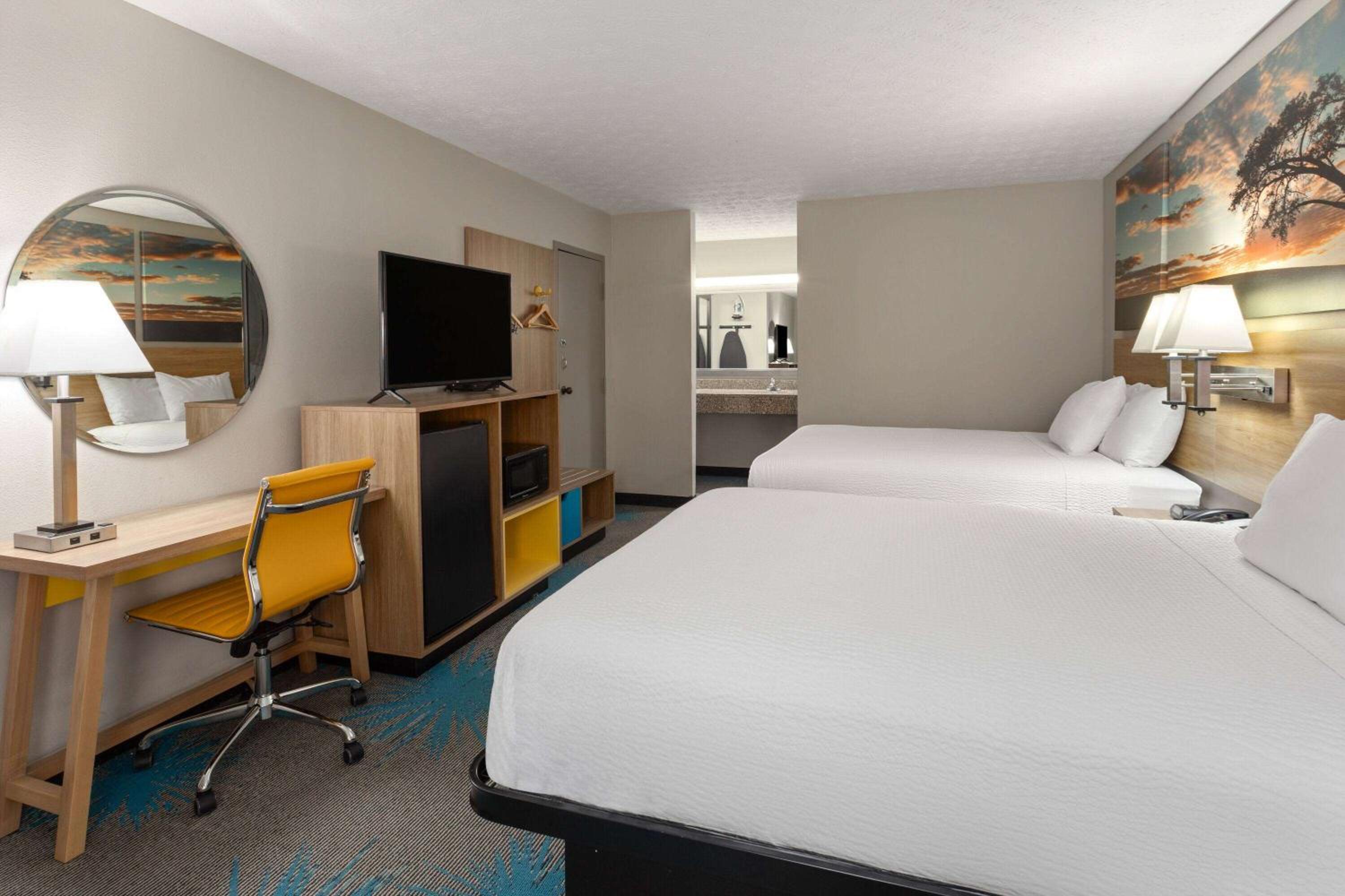 Queen Room with Two Queen Beds - Non-Smoking - Photo 1