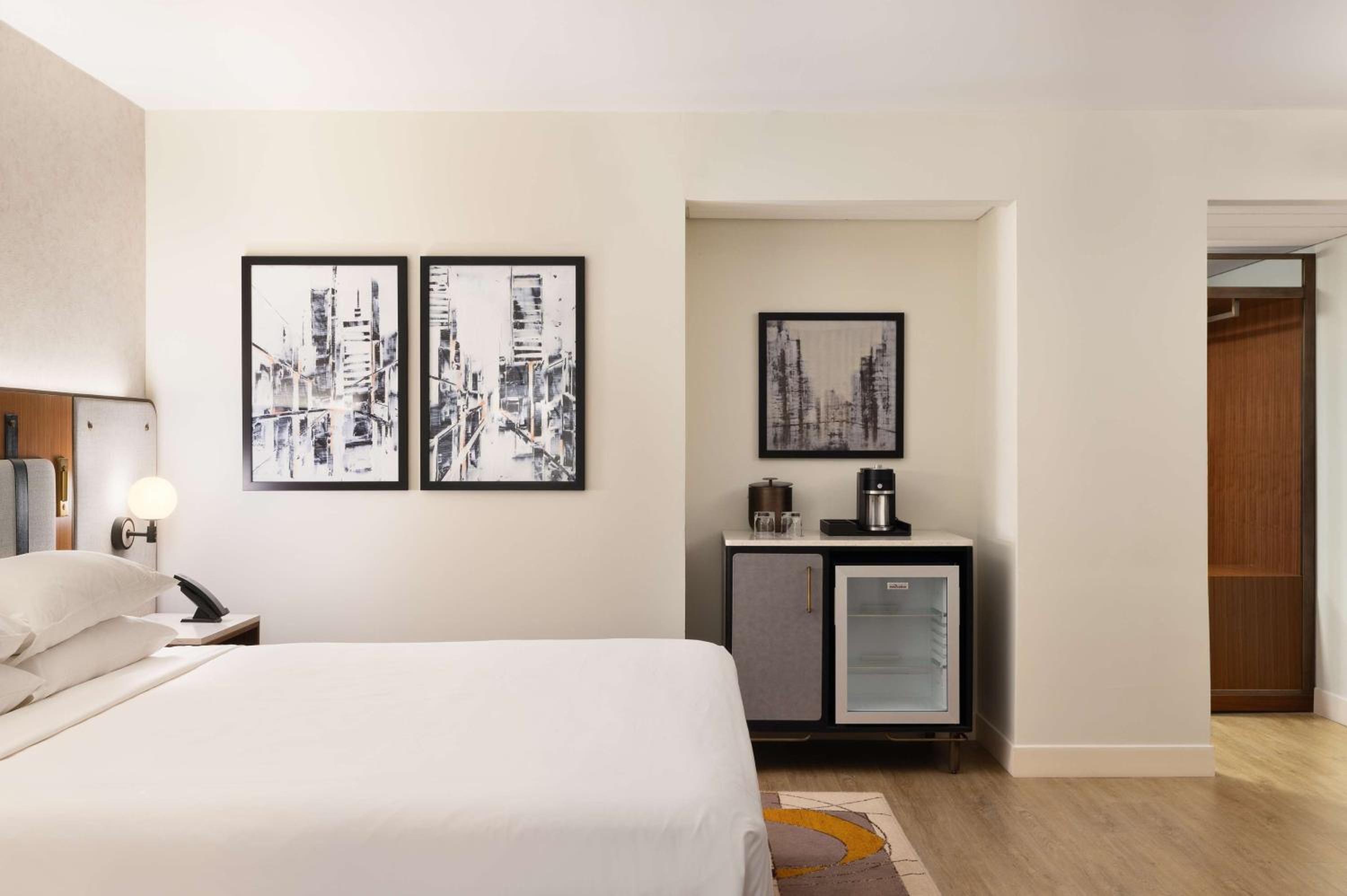Executive Suite - Photo 3