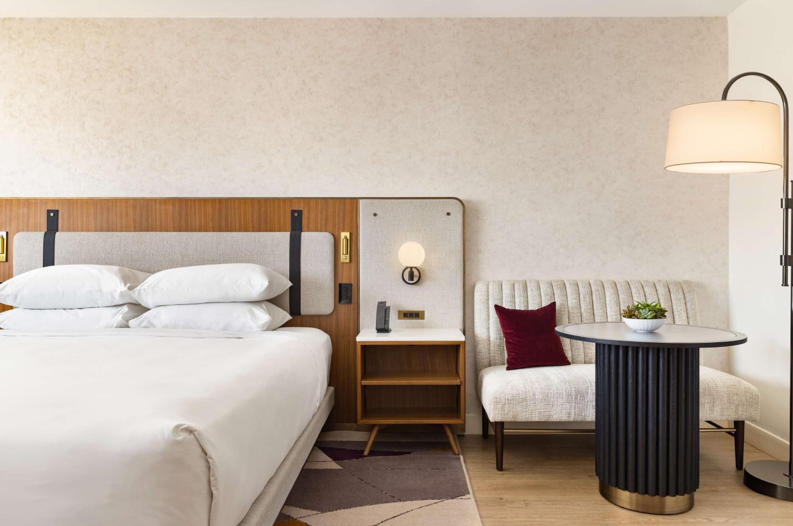 King Room with Accessible Tub - Disability Access - Photo 4