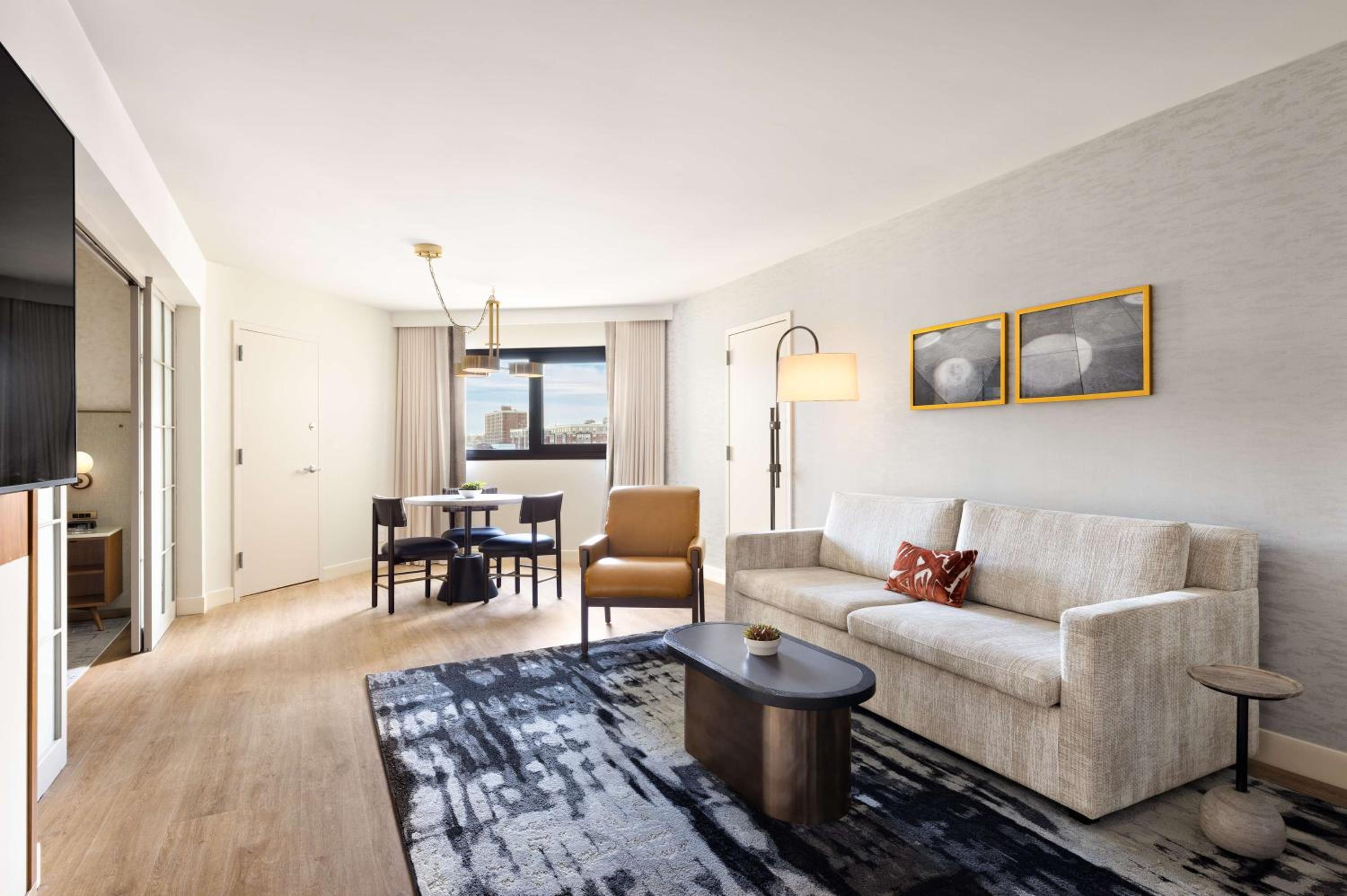Executive Suite - Photo 7