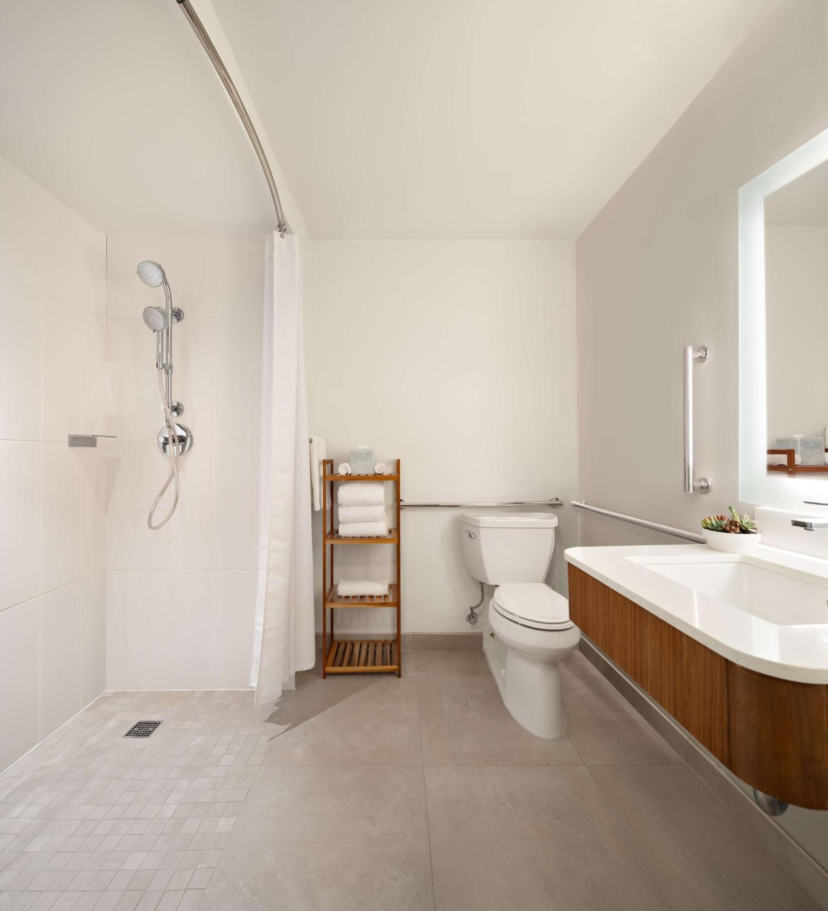 King Room With Accessible Shower - Disability Access - Photo 4