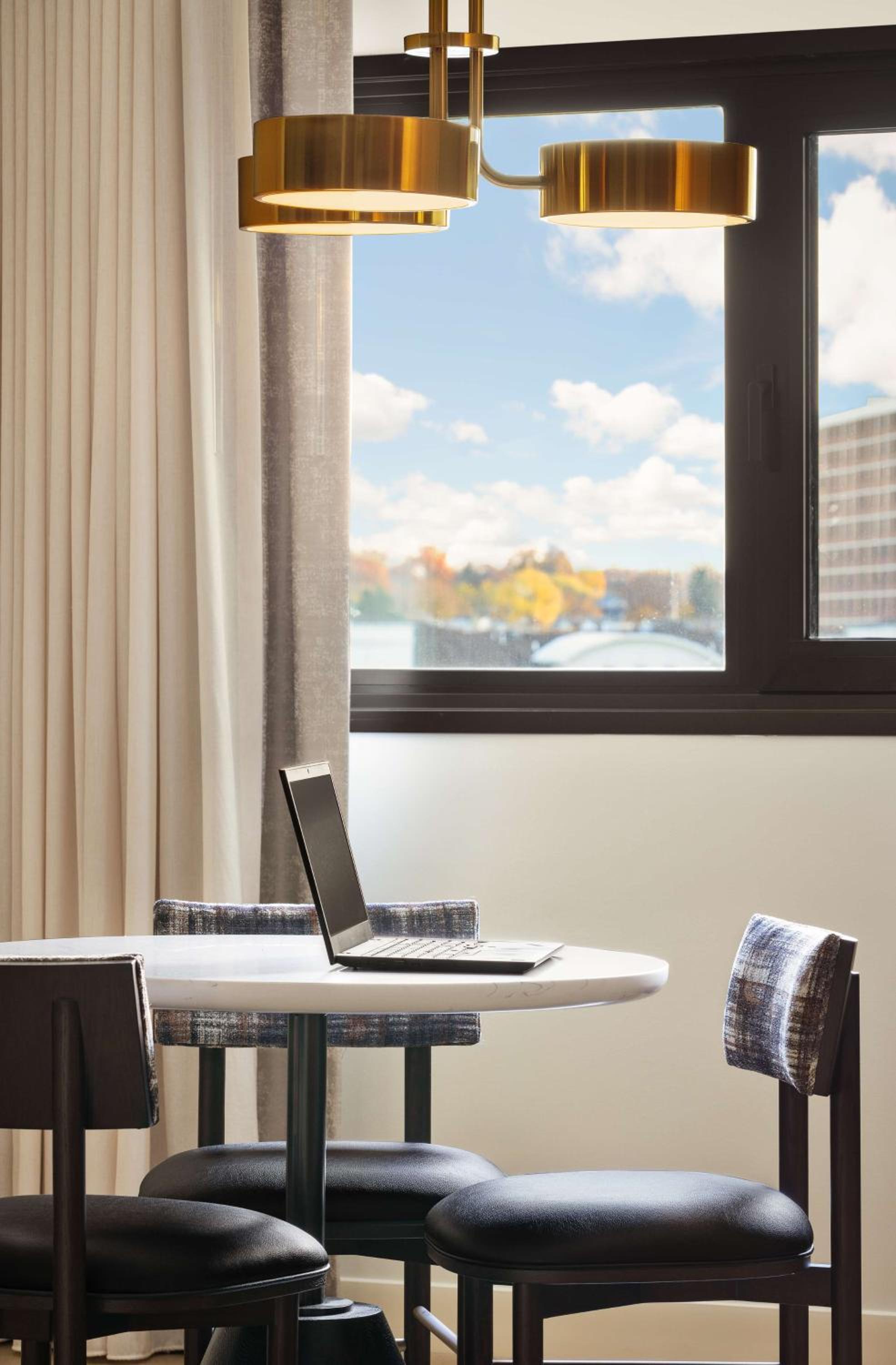 Executive Suite - Photo 5