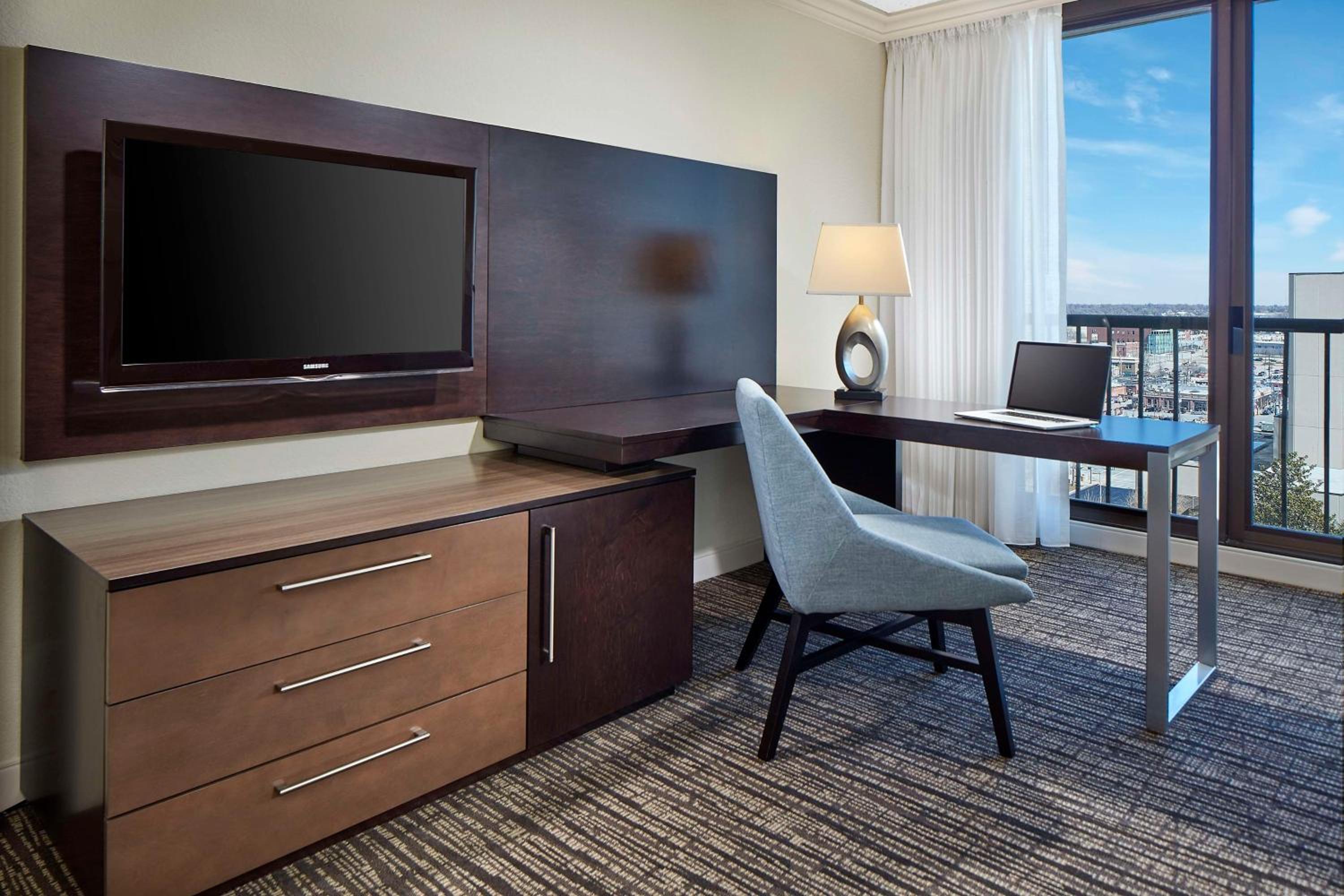 Executive Suite - Photo 4