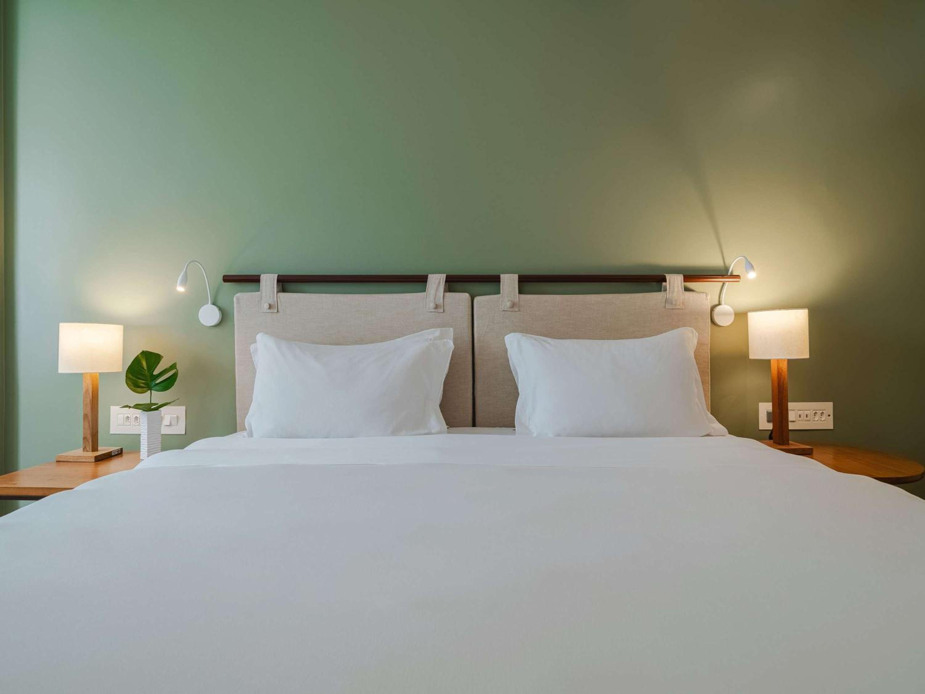 Premium Luxury King Room with Partial Side Sea View - Photo 1