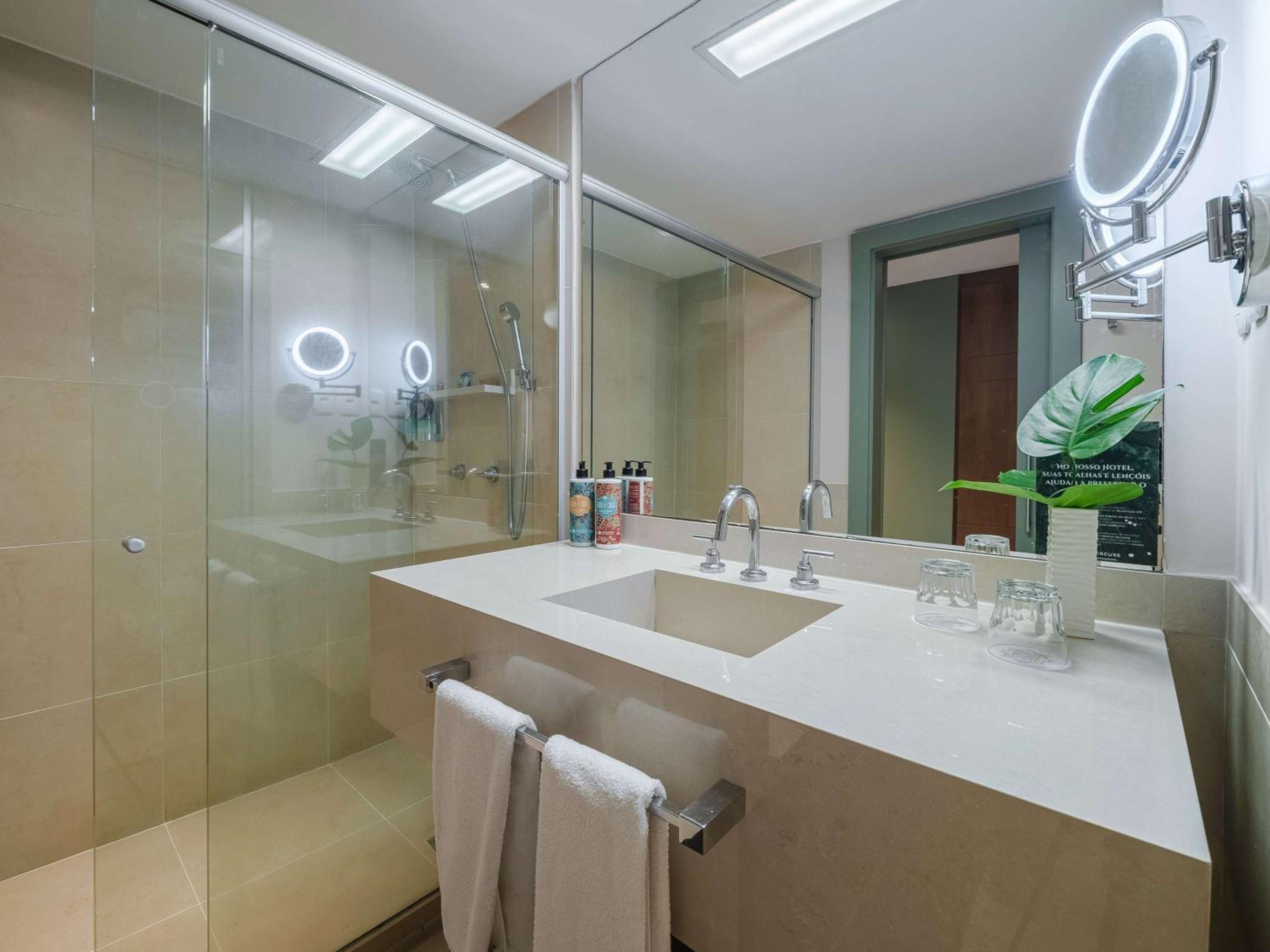 Deluxe Room with Two Single Beds and City View - Photo 4