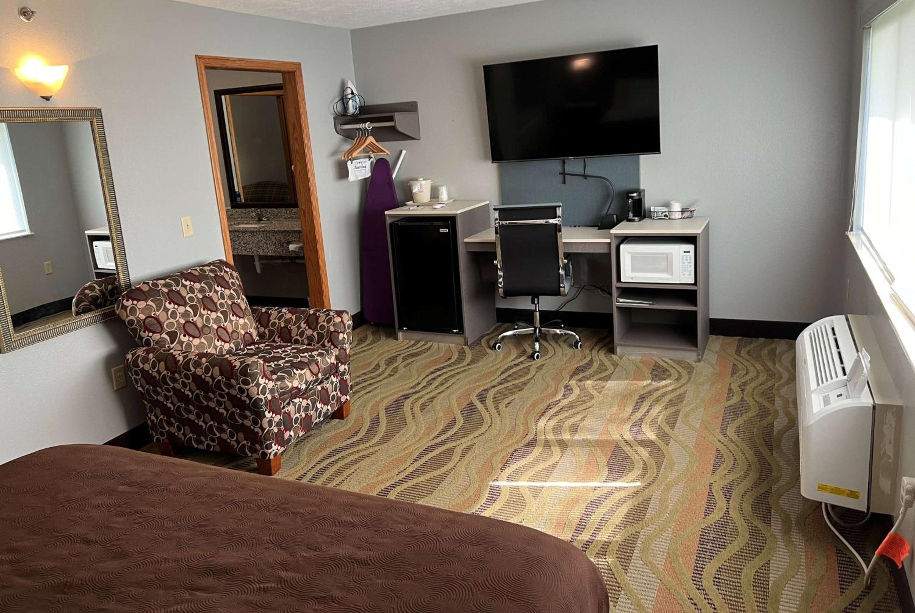 Deluxe King Suite - Non-Smoking photo 1