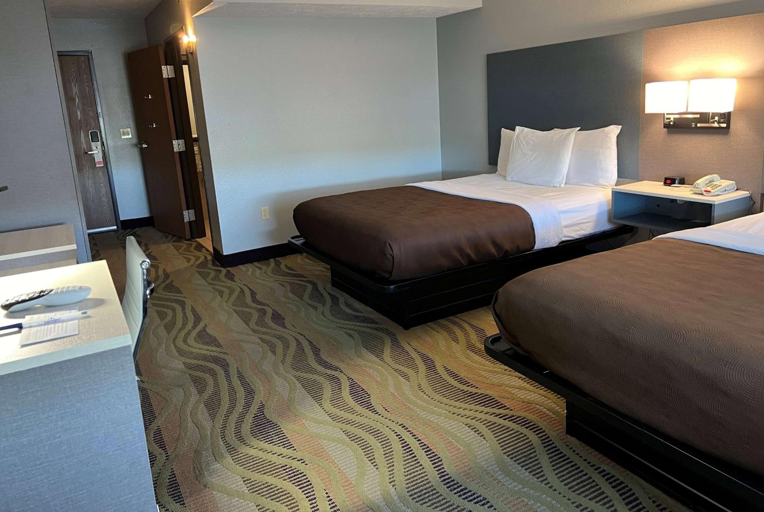 Deluxe Queen Room - Mobility Access/Non-Smoking photo 1