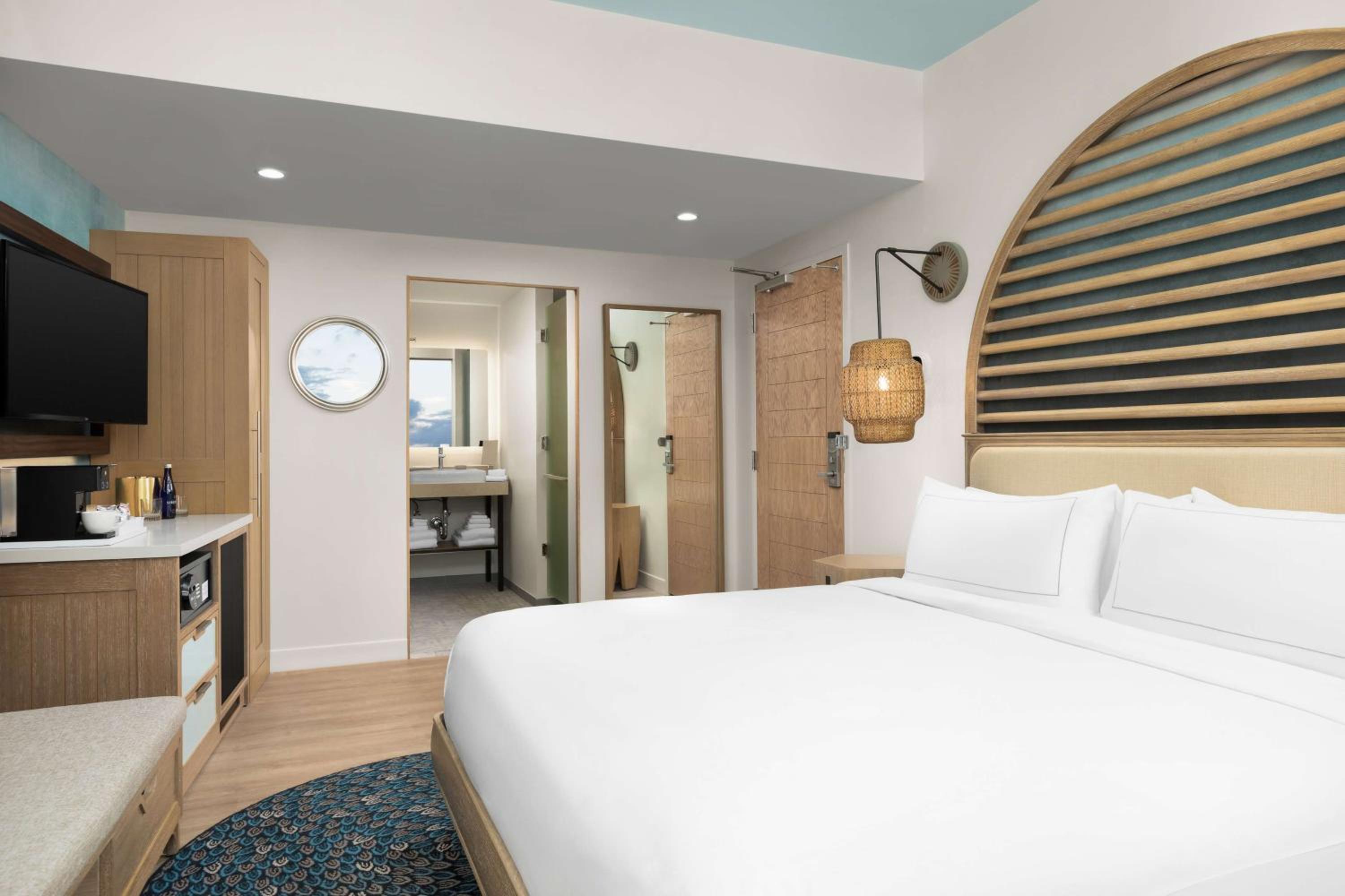 Corner King Room with Partial Ocean View - Photo 1