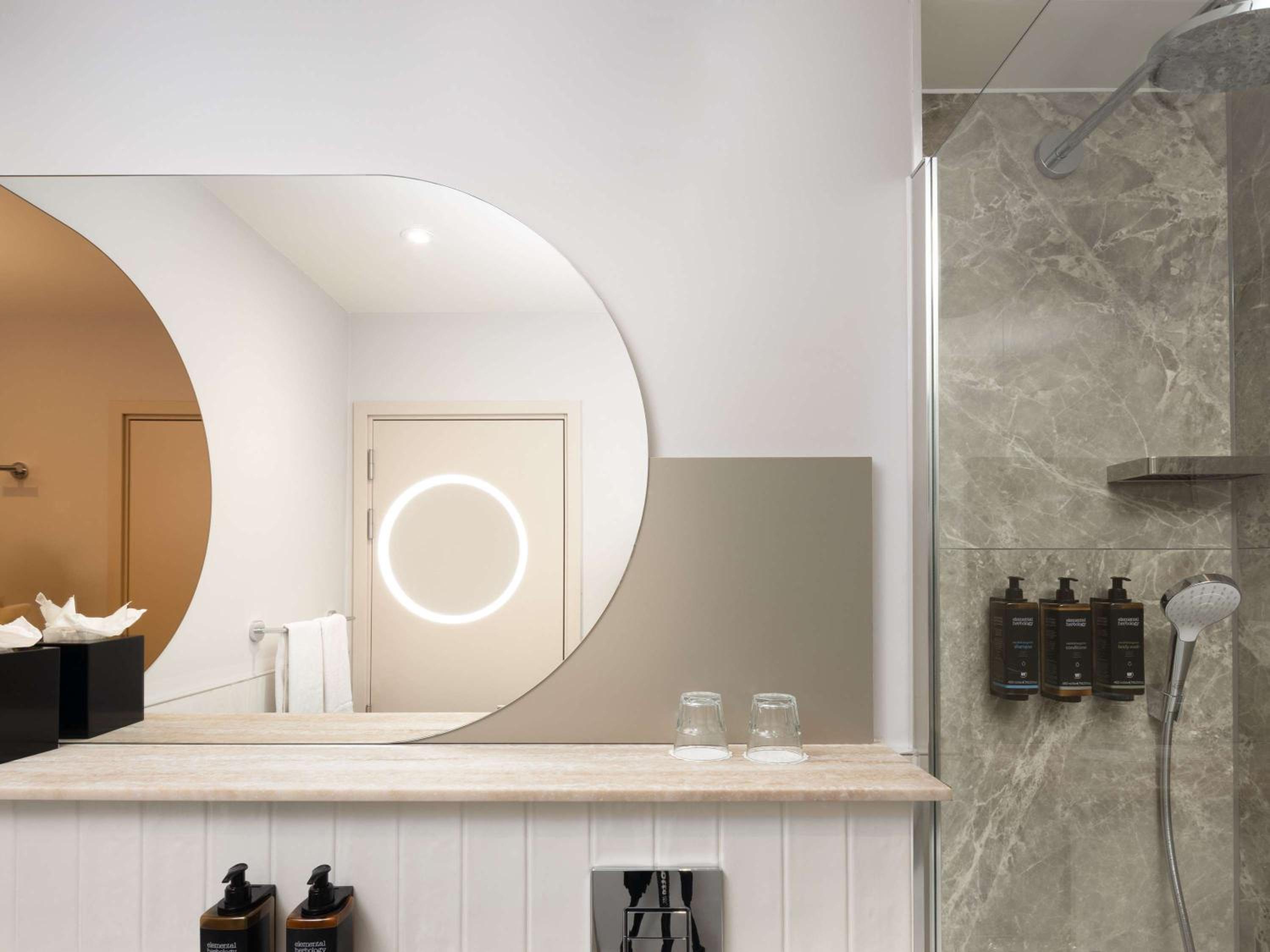 Superior King Room with Rainfall Shower photo 3