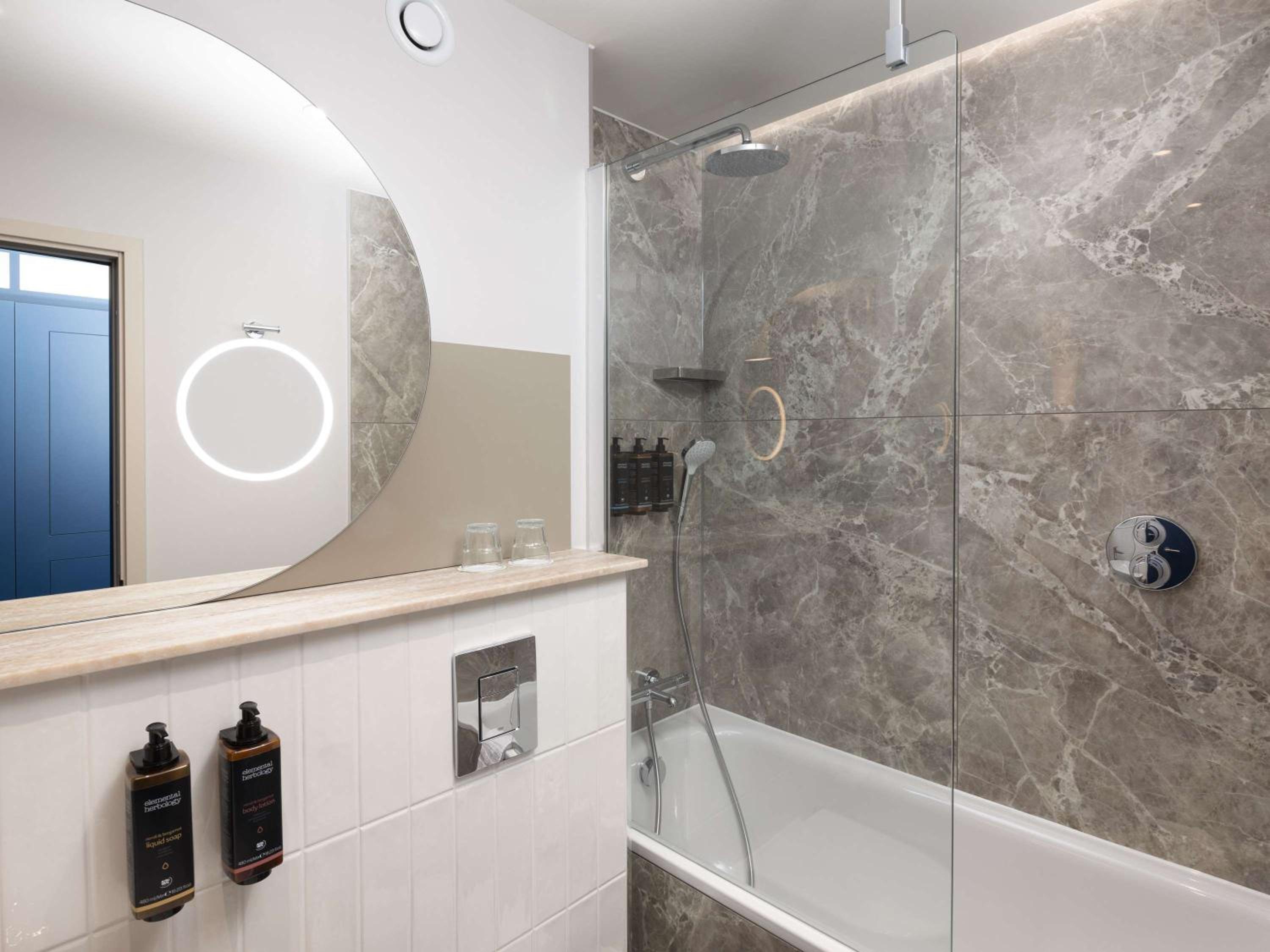 Deluxe Priviledge King Room with Bath Tub photo 3