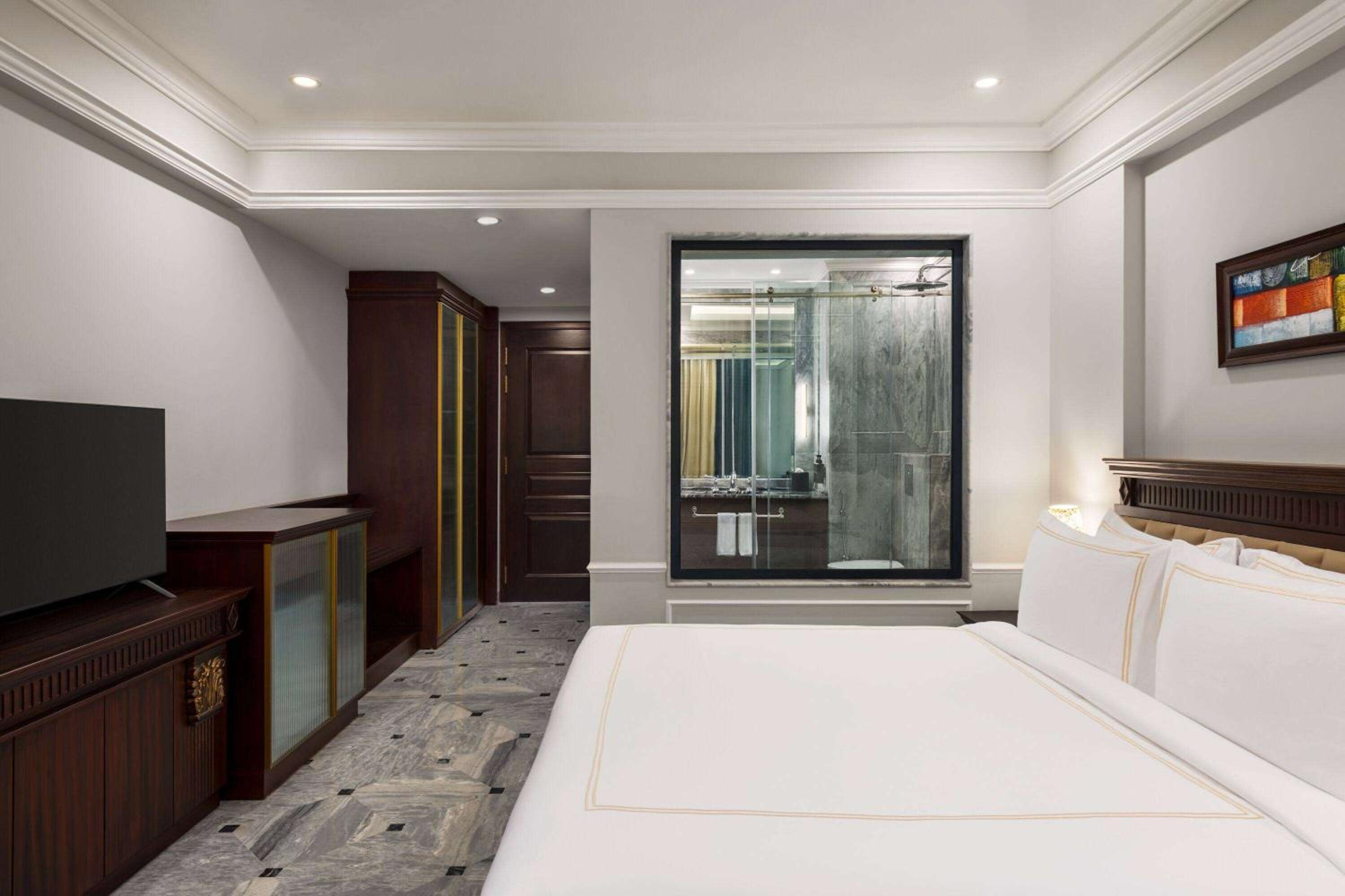 Executive Suite with Pool View - Photo 1