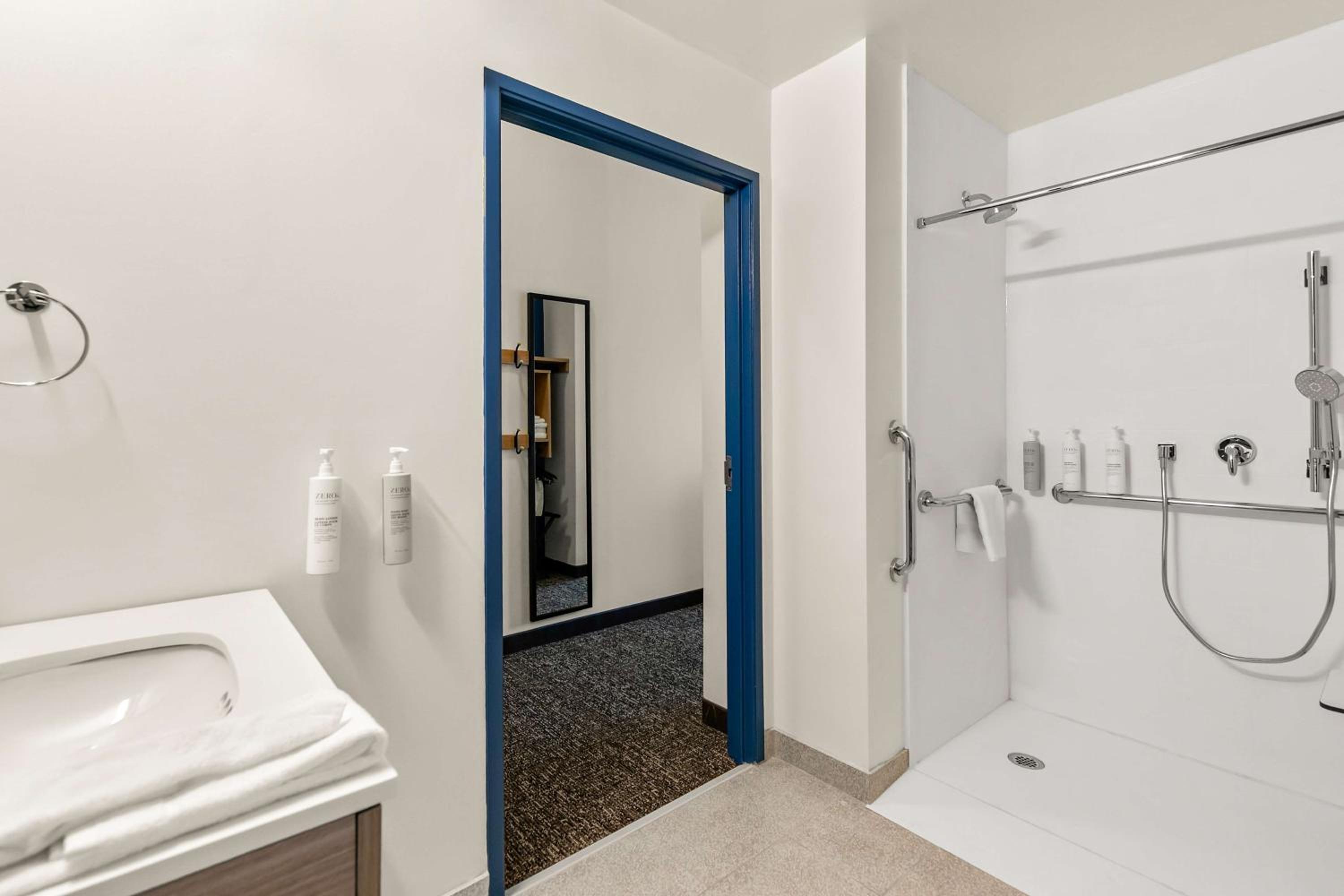 King Room with Roll-In Shower - Mobility and Hearing Access - Photo 4