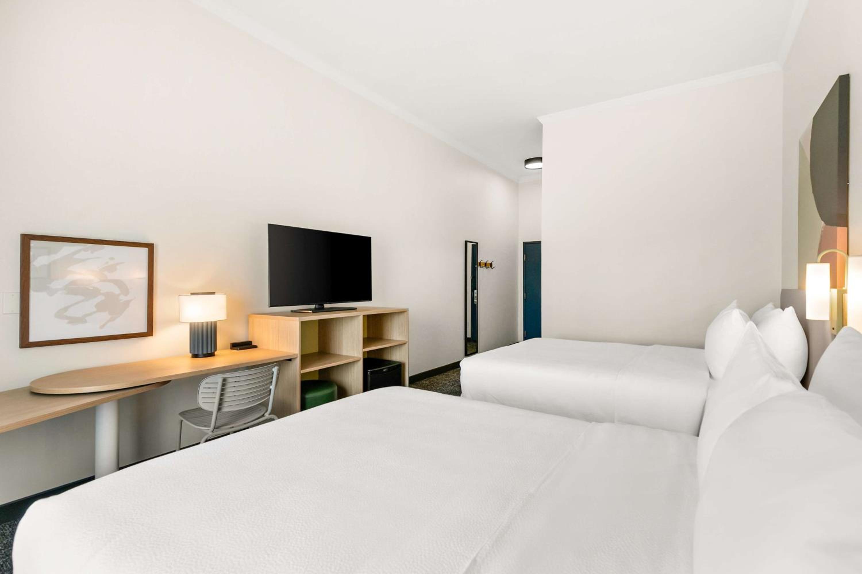 Queen Room with Two Queen Beds - Photo 6