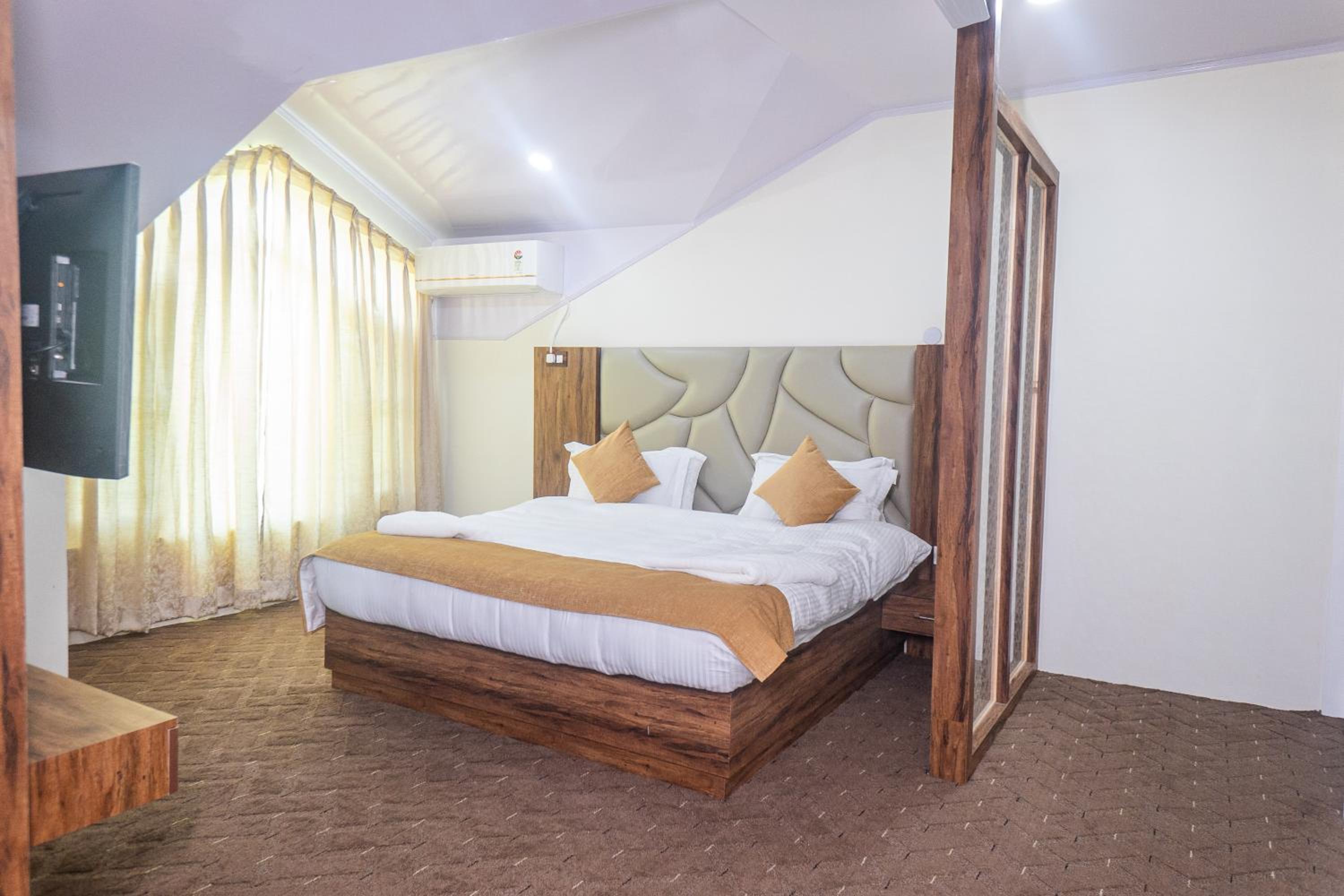 Suite With Mountain View