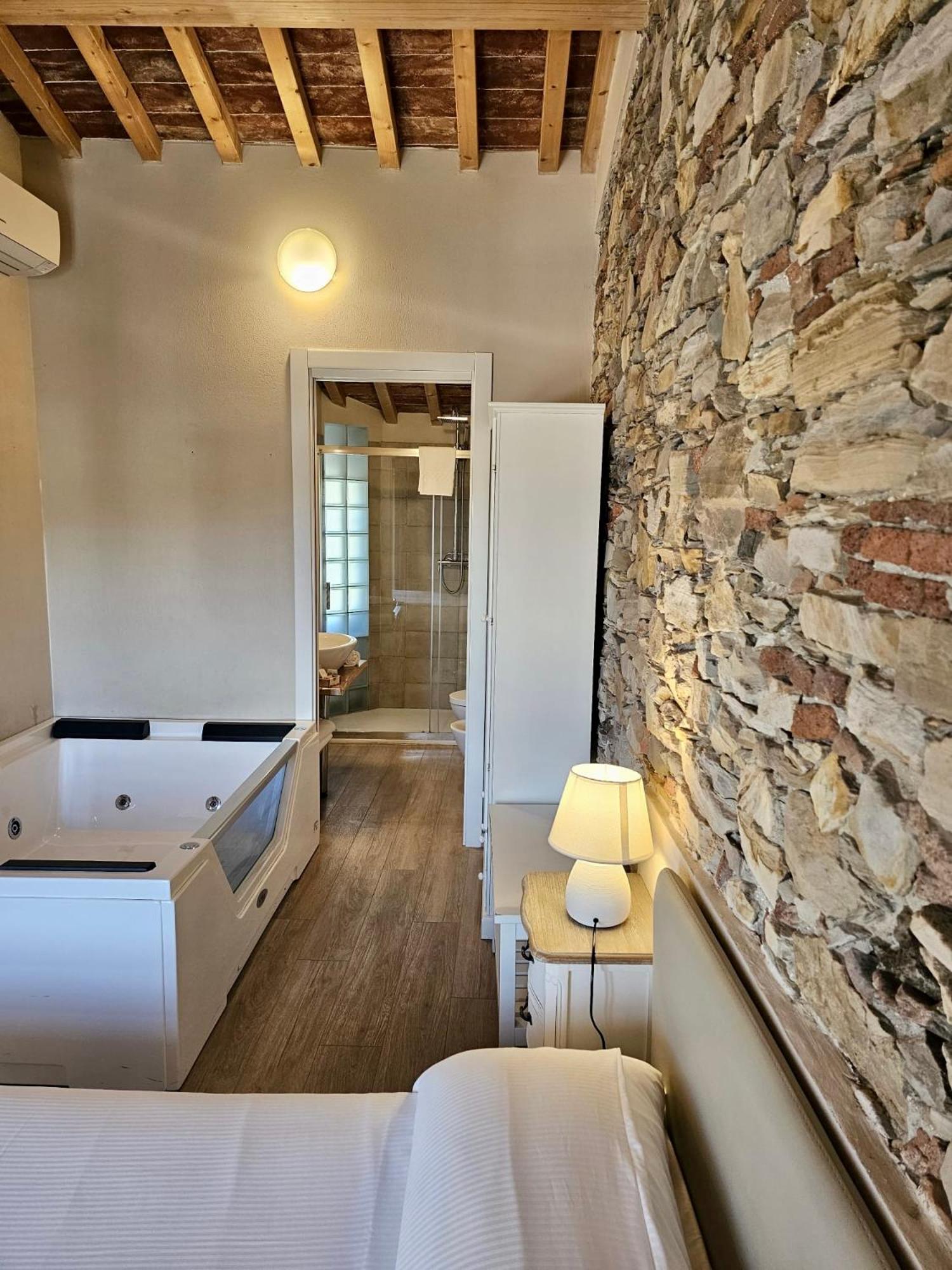 Deluxe Double Room with Bath photo 3