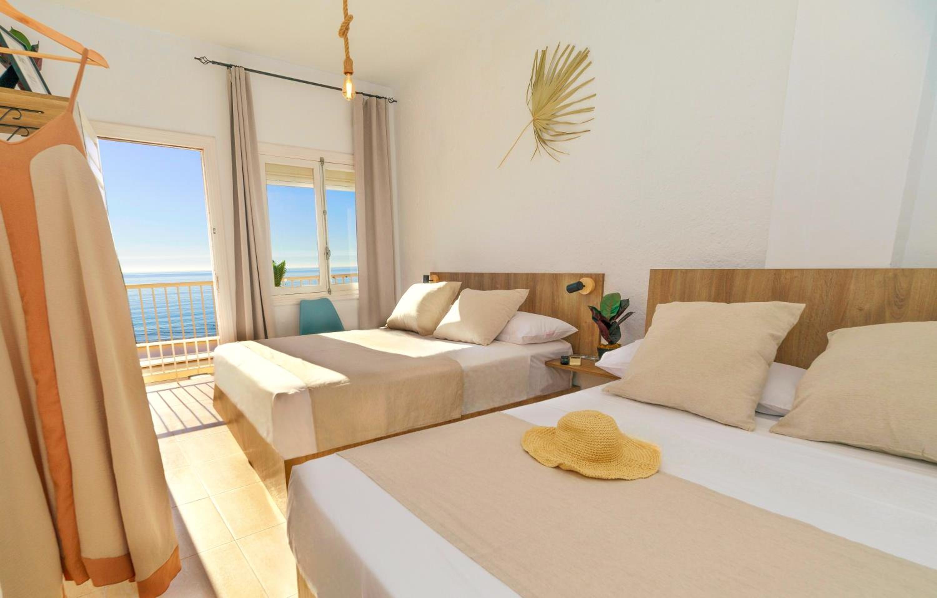 Habitación triple con vista al mar.
