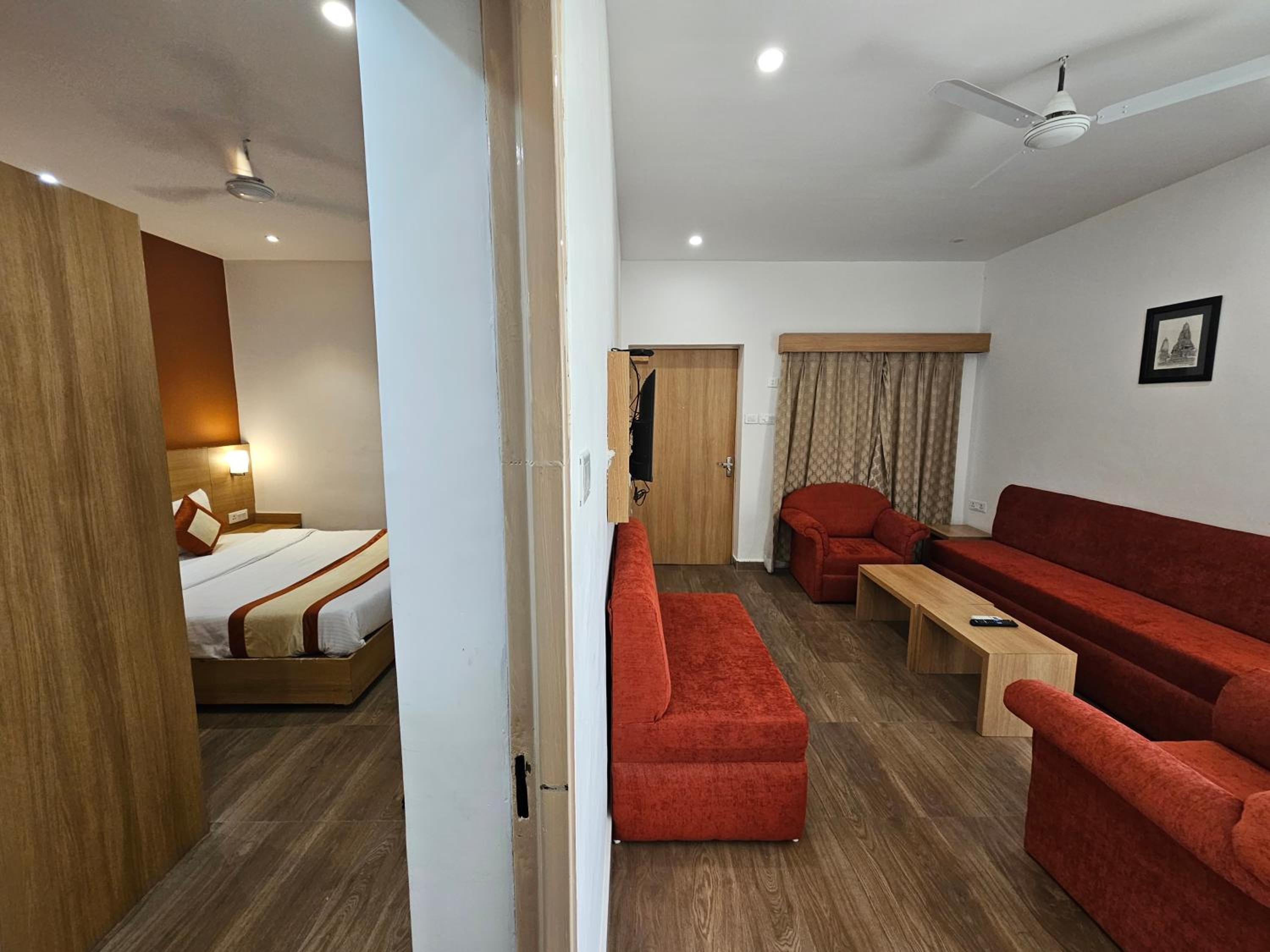 Suite - Photo 10