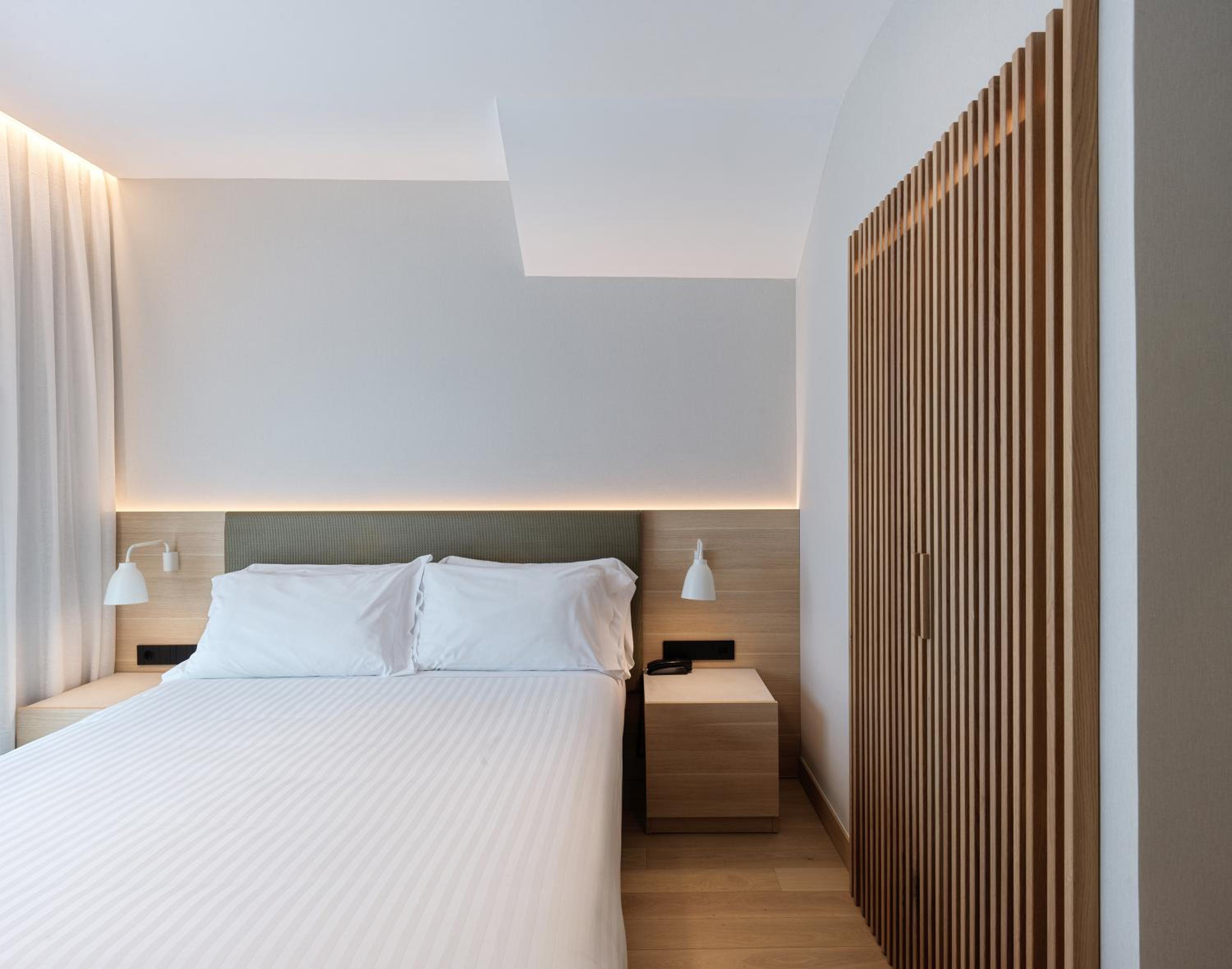 Budget Double Room - Photo 10