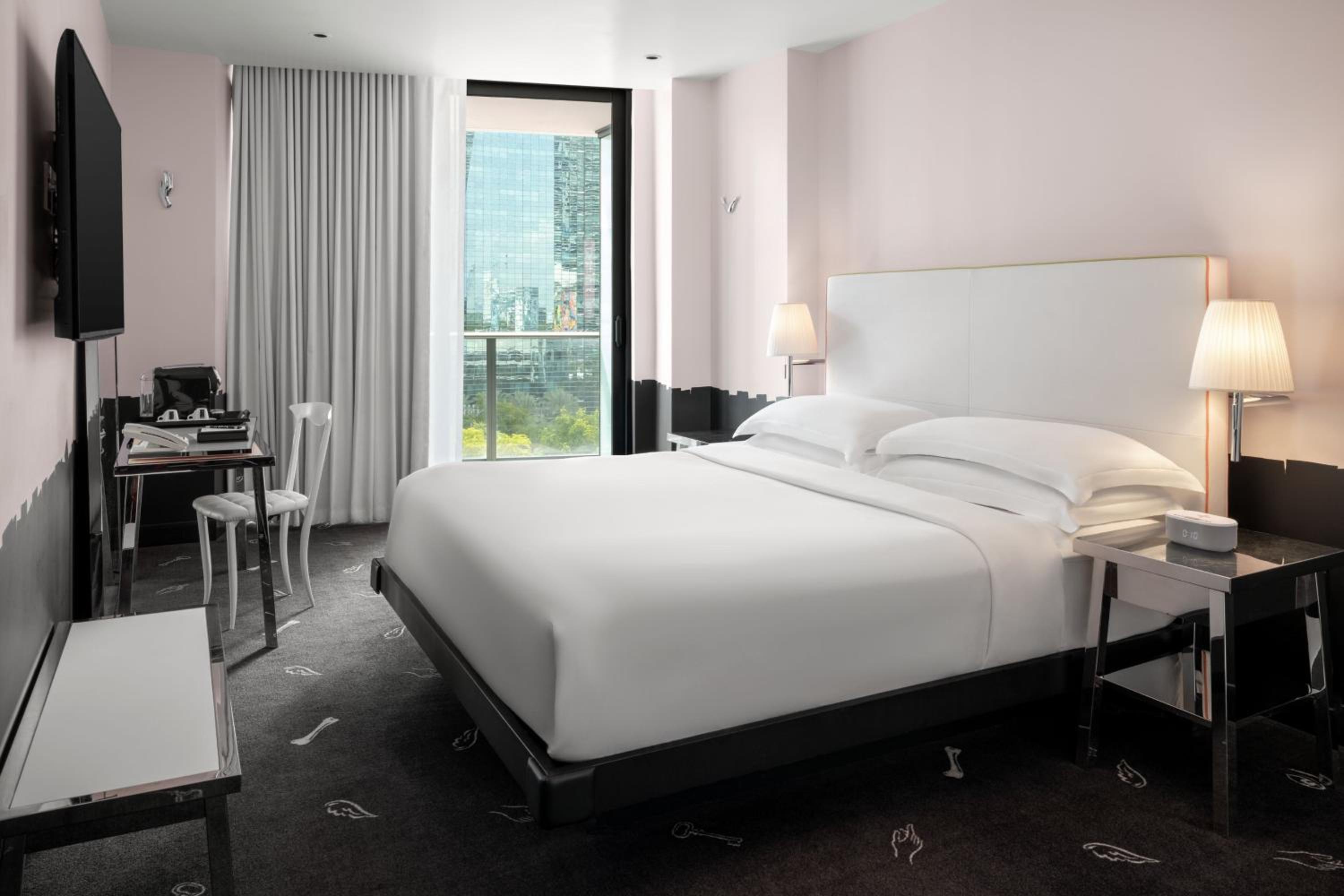 Deluxe King Room with City View and Balcony