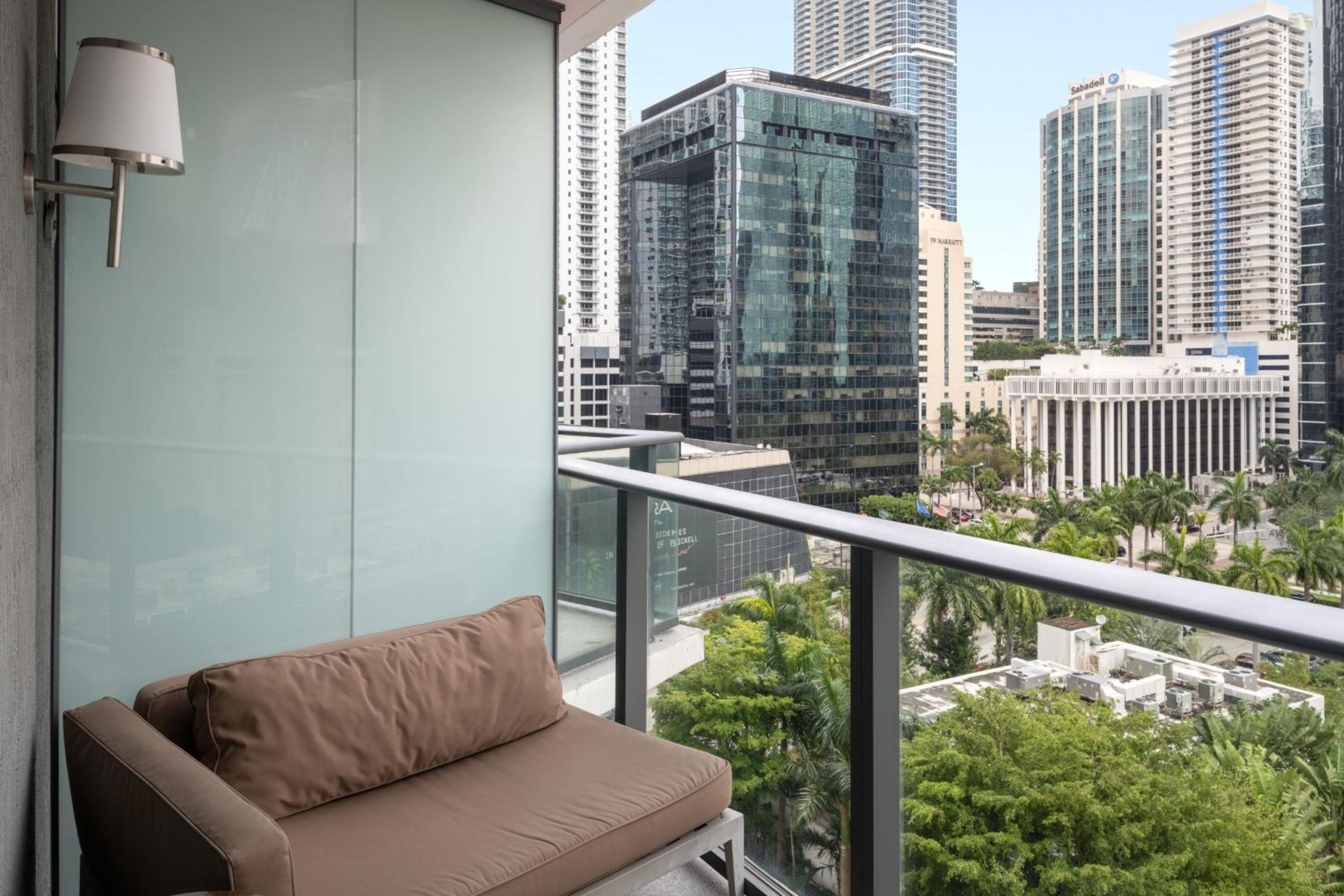 Deluxe King Room with Balcony and City View - Hearing Accessible thumbnail 6