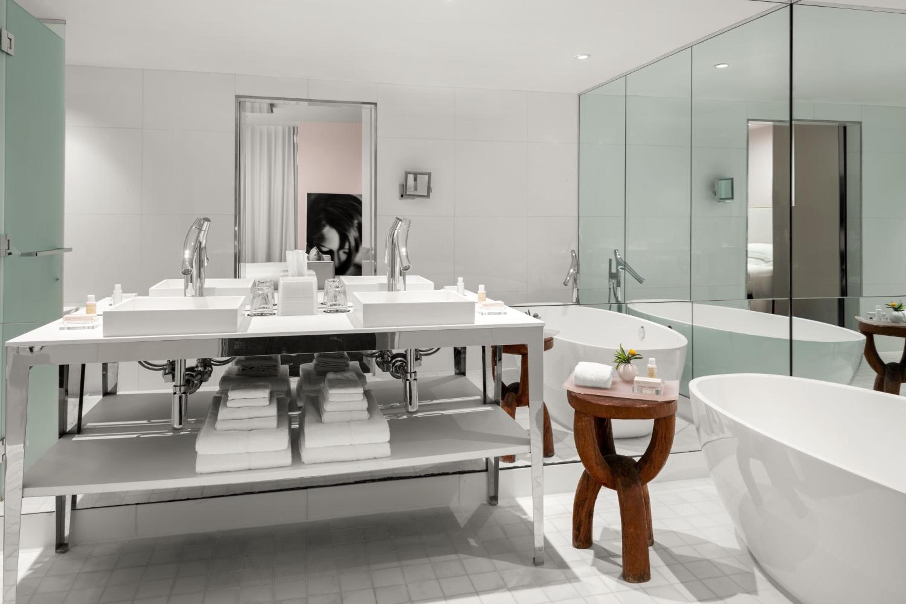 Lifestyle King Suite with City View and Balcony