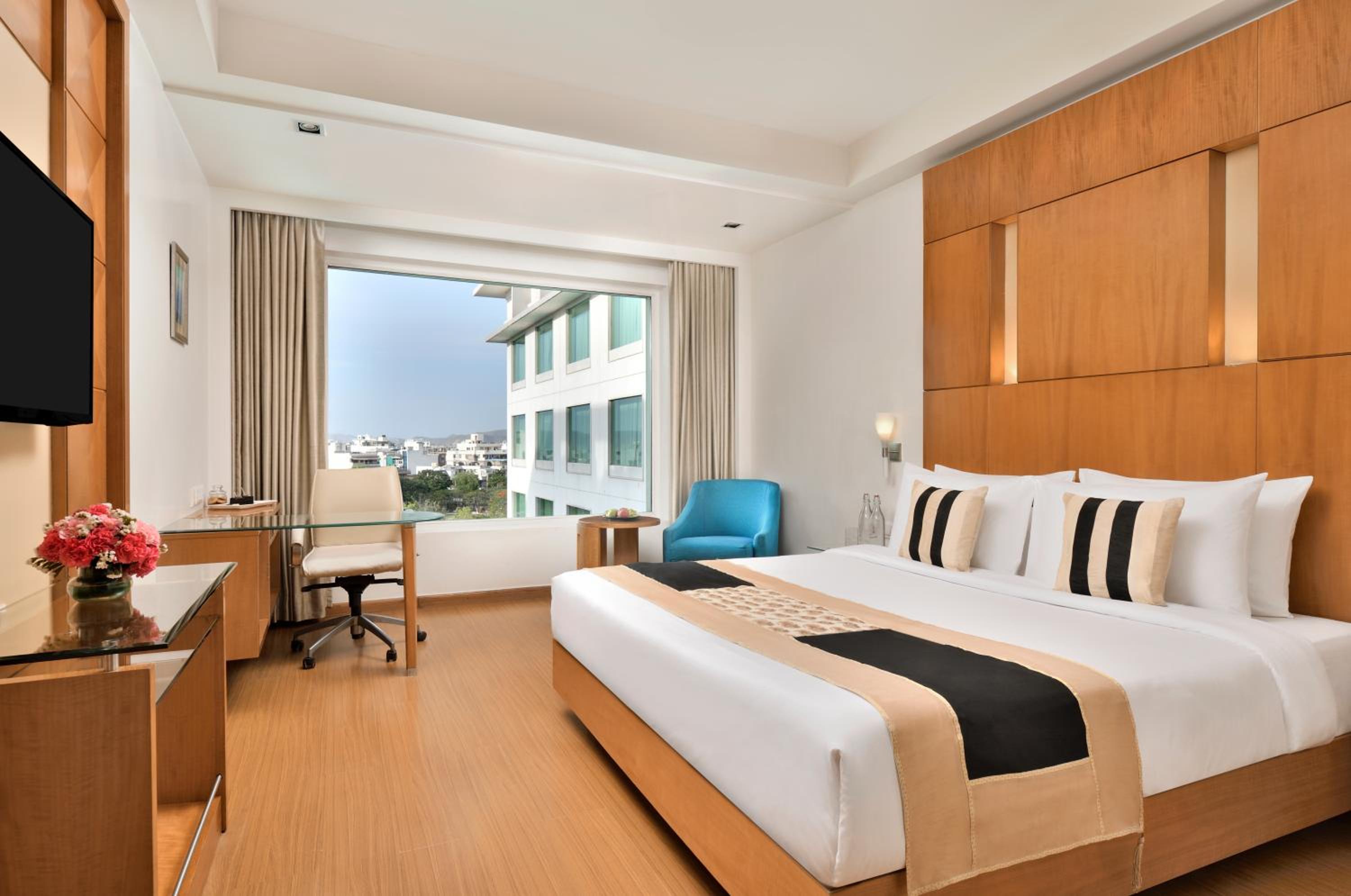 Club Double Non-Smoking Room : Enjoy a Buy One Get One offer at Fire Ball Bar (11 AM - 8 PM) on House Brand, 20% off on Food & Soft Beverages and Spa, Early checkin Available up to 2 hours (subject to availability) - Photo 4