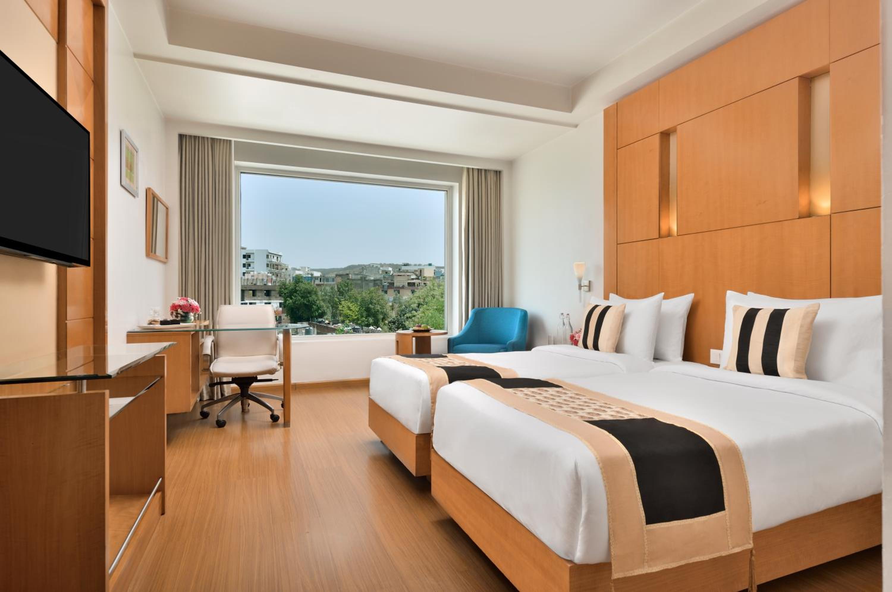 Club Twin Non-Smoking Room: Complimentary 4 pcs laundry/night (T&C apply), complimentary minibar/ night, Buy One Get One at Fire Ball Bar(11AM - 8PM) on House Brand, 20% off on F&Soft Beverages and Spa, Early Checkin by 2 hrs (Subject to AV) - Photo 3