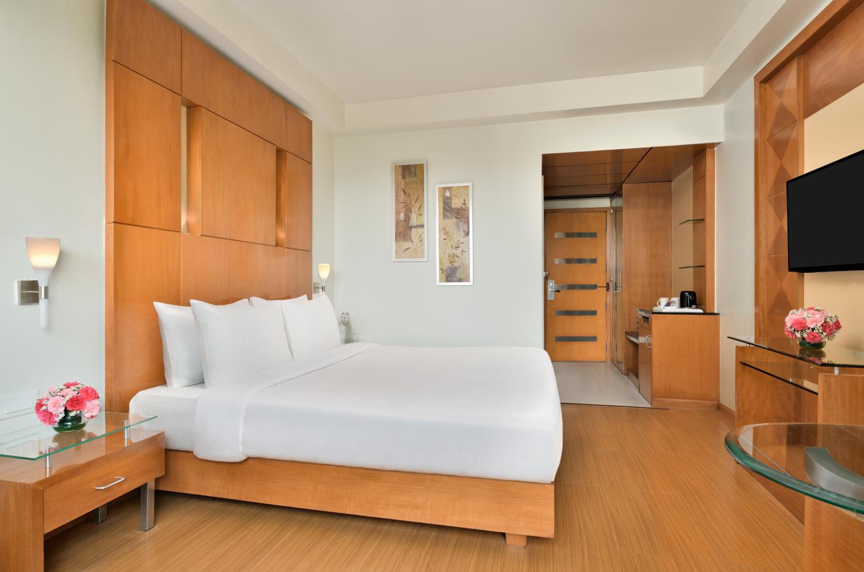 Club Double Non-Smoking Room : Enjoy a Buy One Get One offer at Fire Ball Bar (11 AM - 8 PM) on House Brand, 20% off on Food & Soft Beverages and Spa, Early checkin Available up to 2 hours (subject to availability) - Photo 2