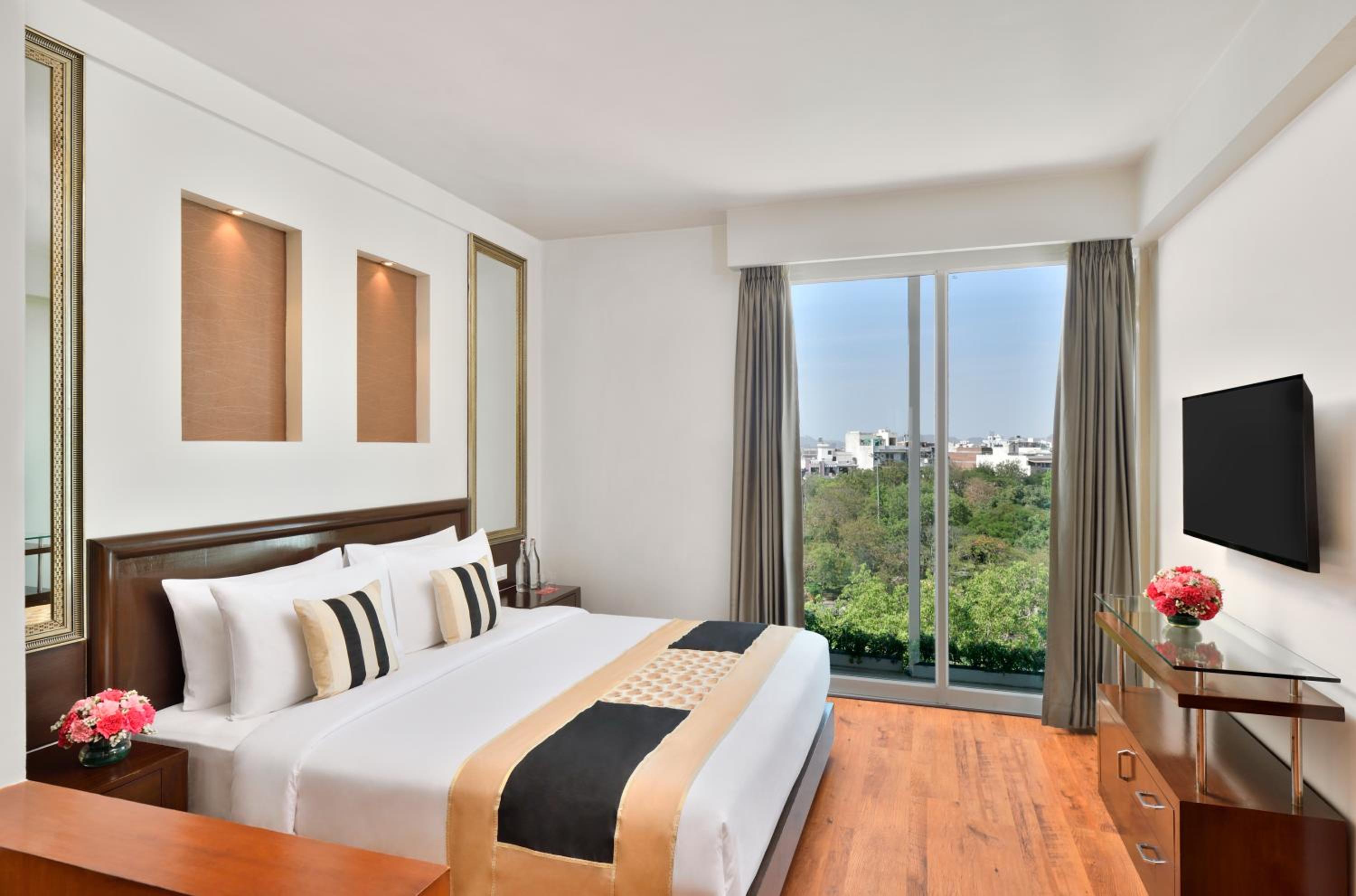 King Suite Non Smoking : Enjoy Fruit Platter & Cookies Platter ,Complimentary Mini Bar In Room,Tea/Coffee And 01 Cooked Snack In The Lobby Level Restaurant (Coffee Shop) Till 19:30hrs,20% Discount On F&B, 20 % Discount On Spa