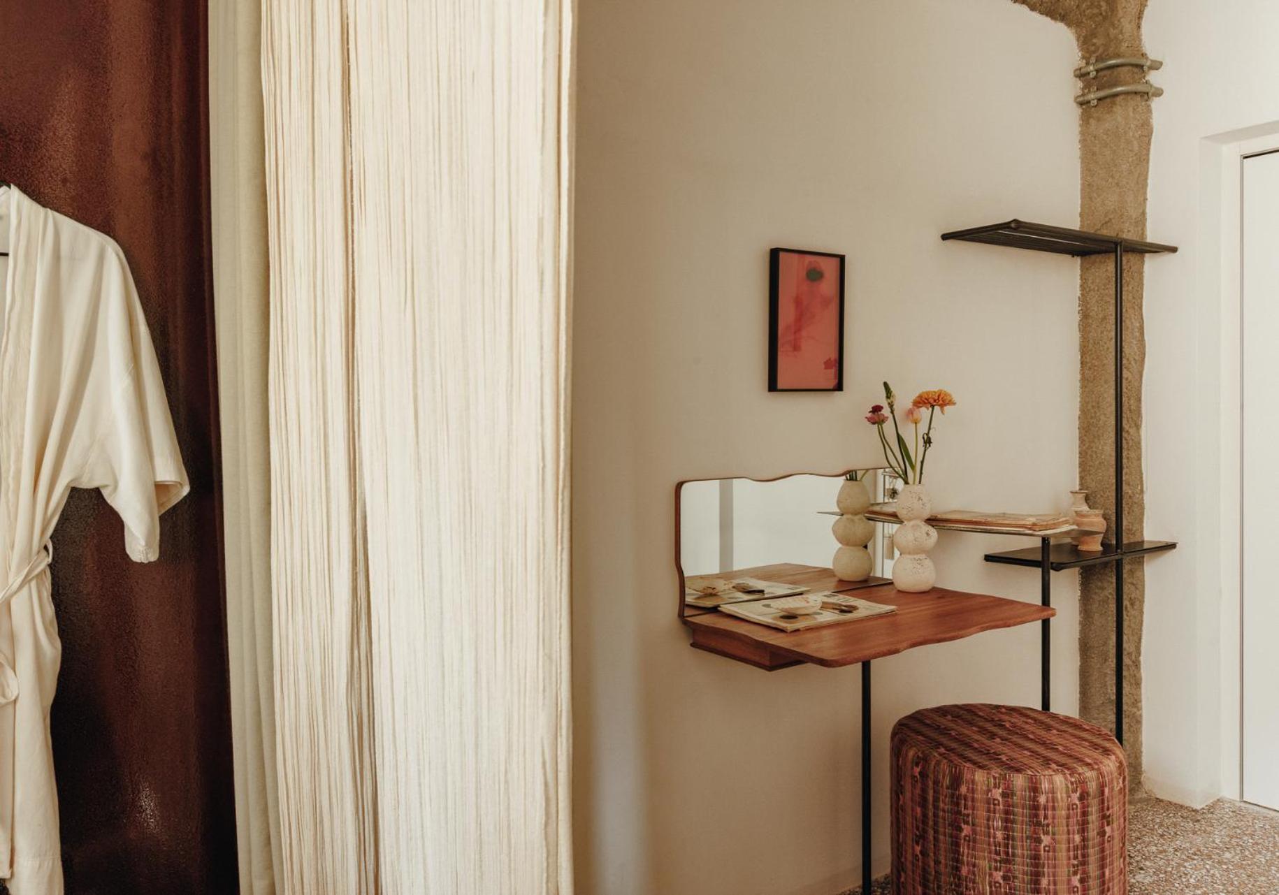Intimate room photo 2