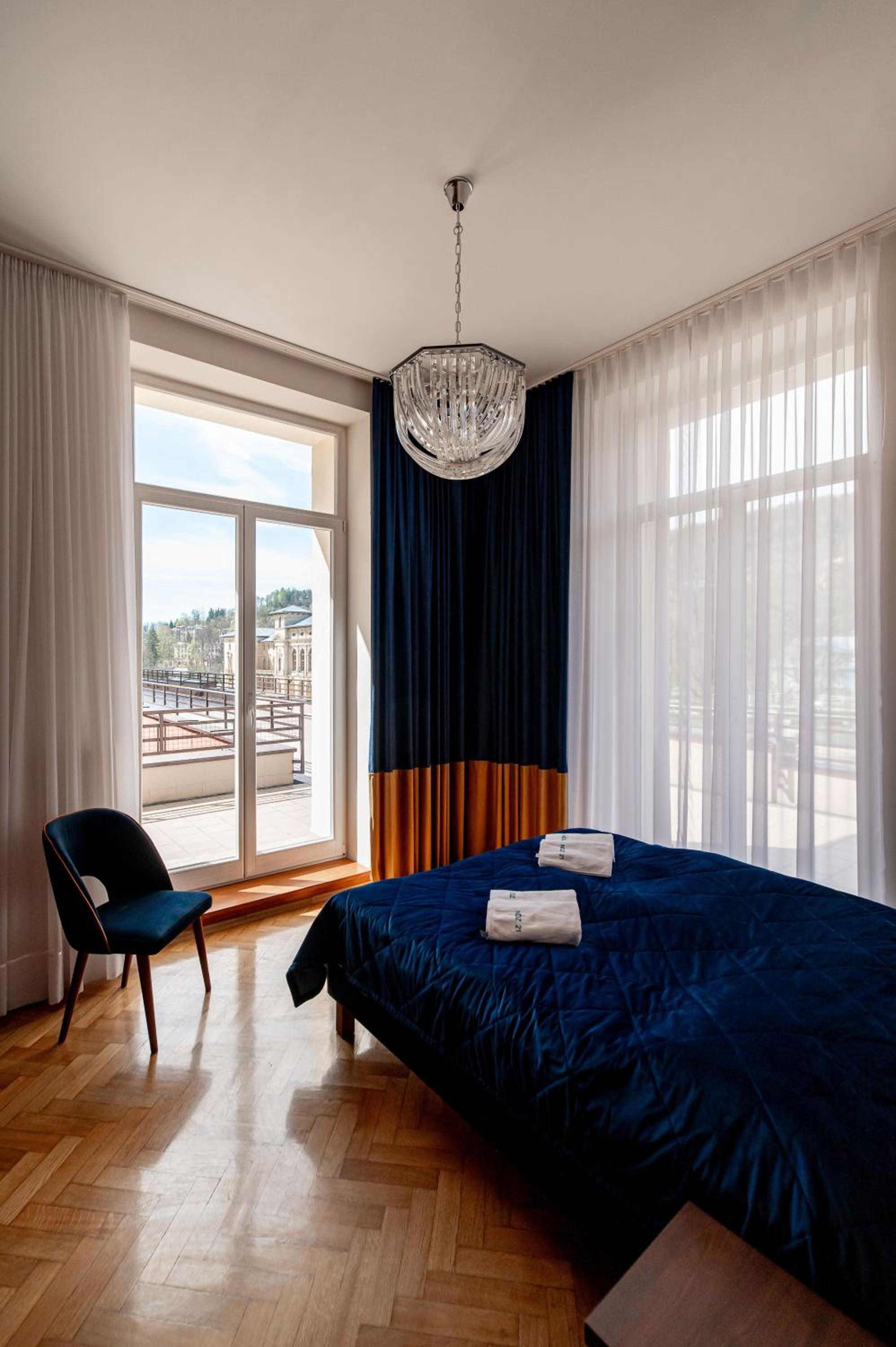 Family Two-Bedroom Apartment with View - Photo 3