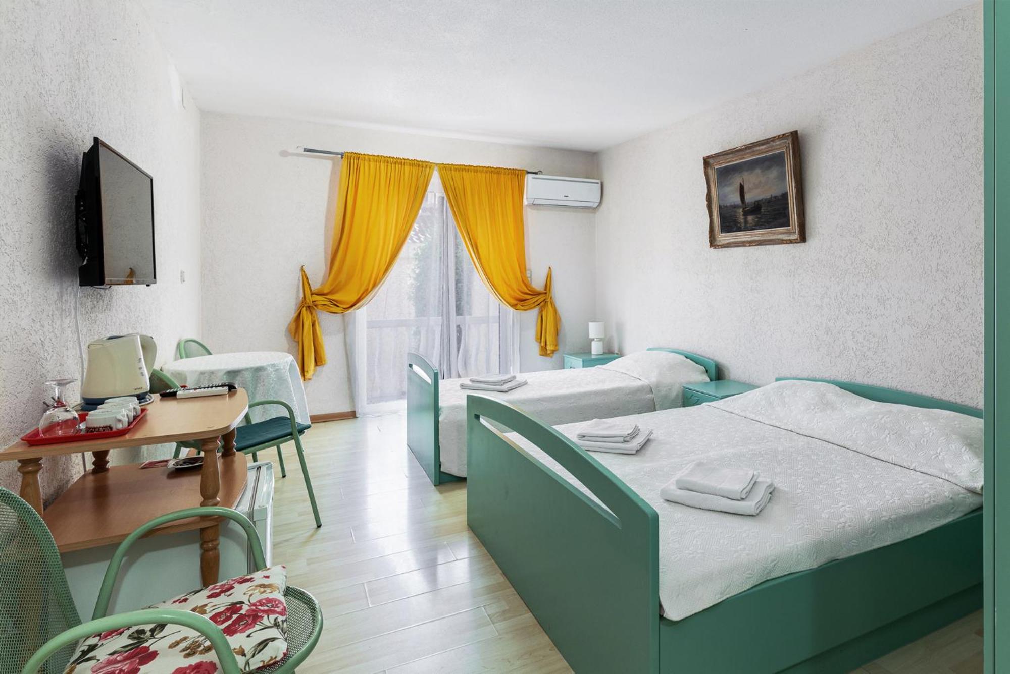 Standard Triple Room with Balcony photo 2