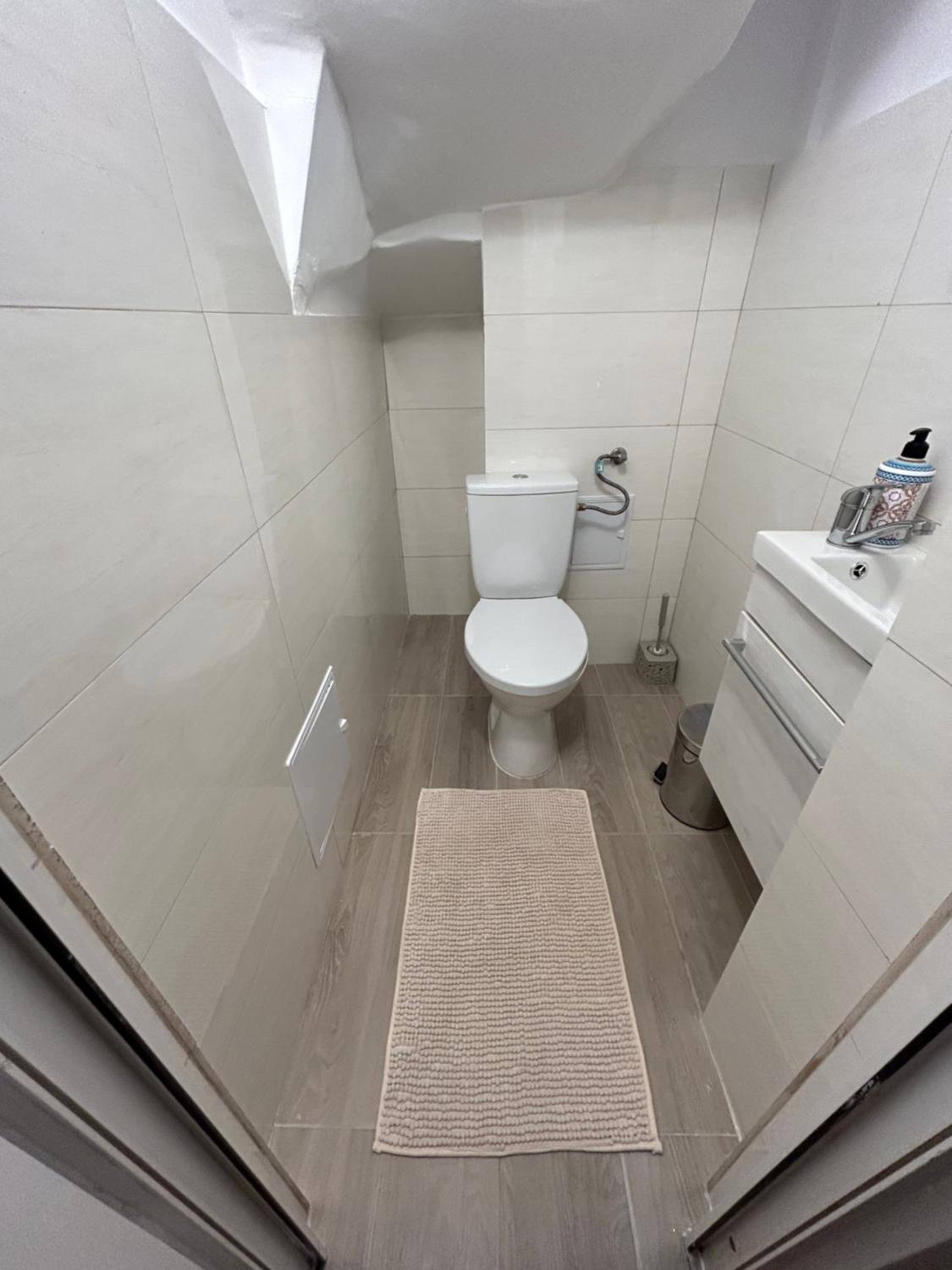 Double Room - Photo 7
