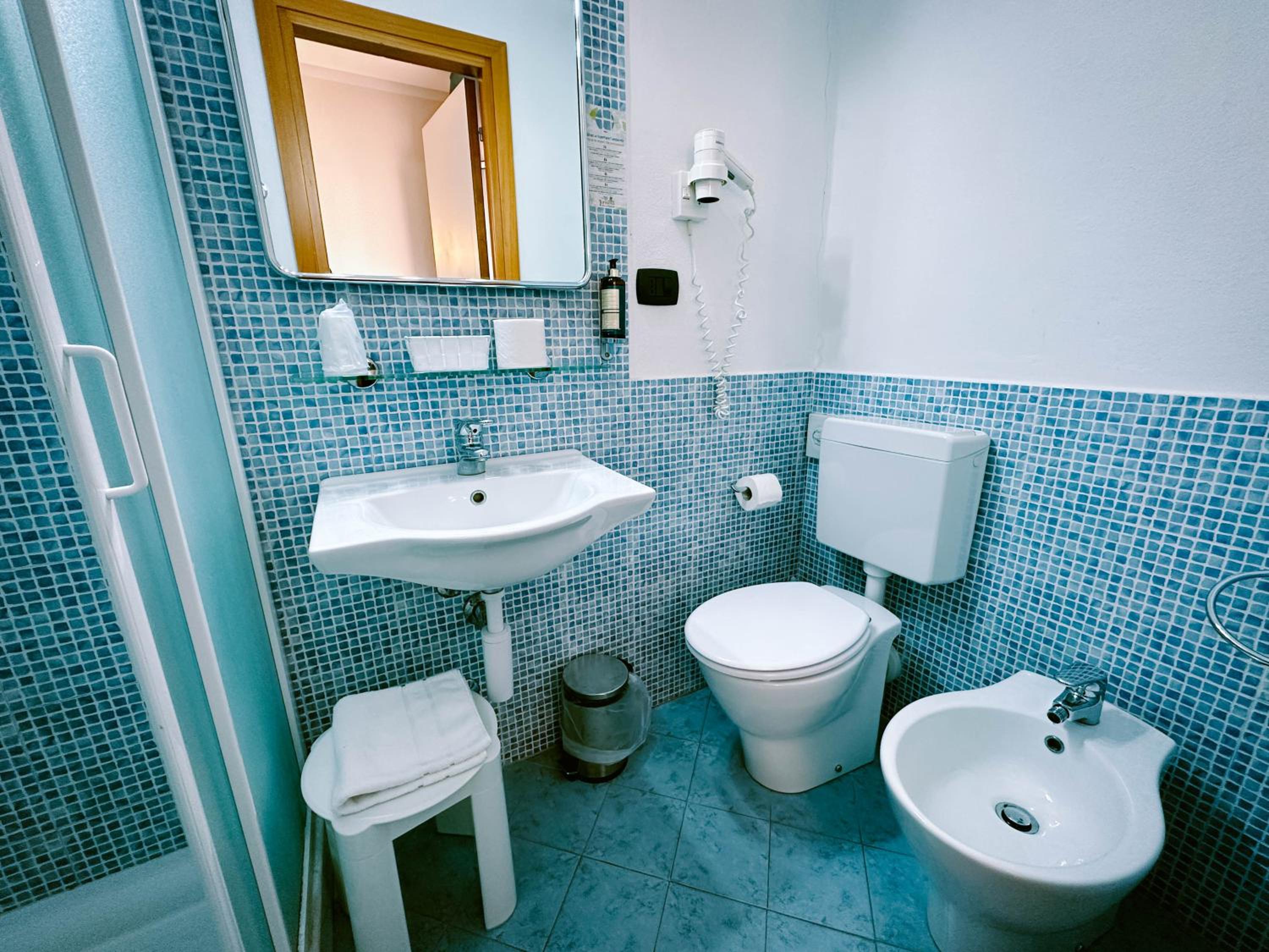Double or Twin Room - Photo 4