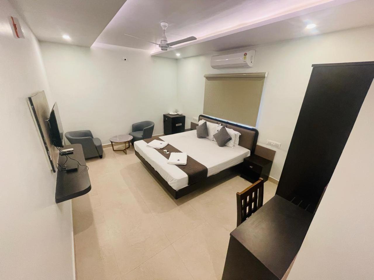 Standard King Room photo 3