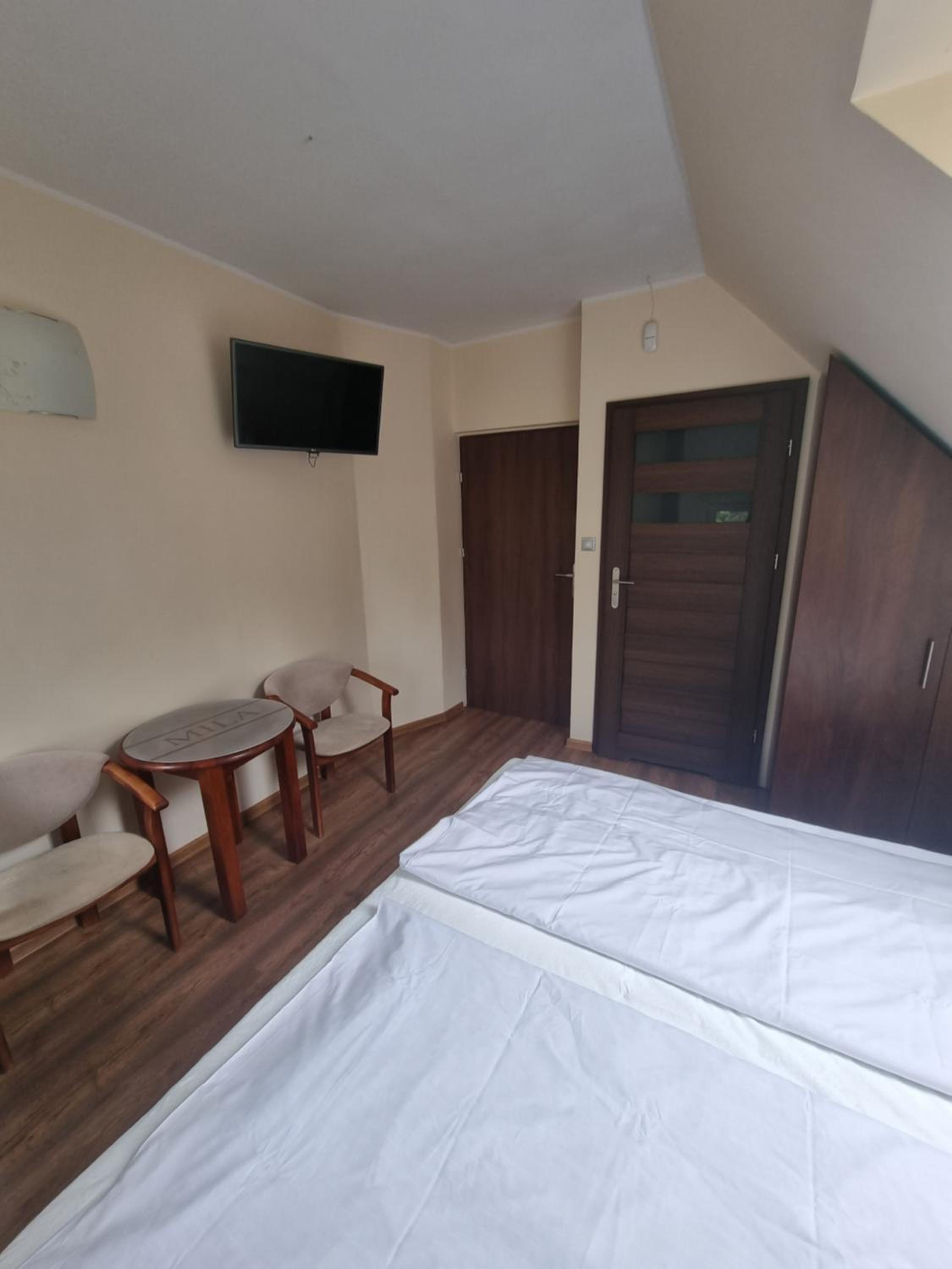 Double Room with Private Bathroom - Photo 10
