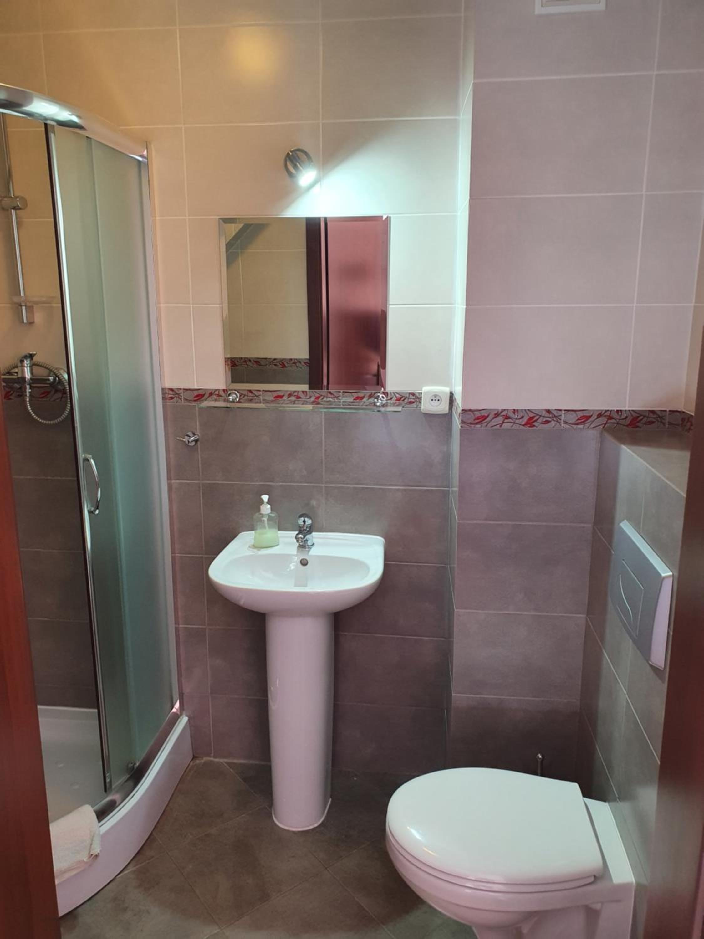 Double Room with Private Bathroom - Photo 2