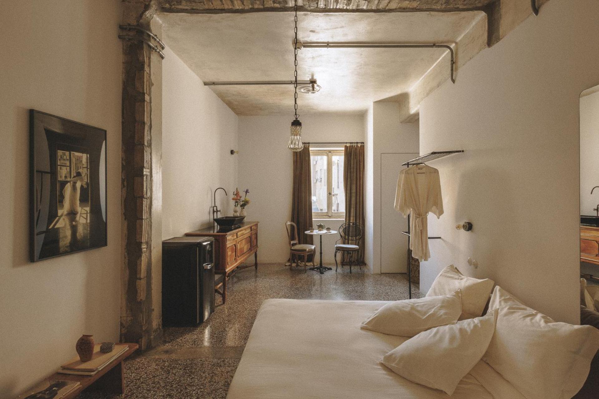Velvet room with balcony photo 1