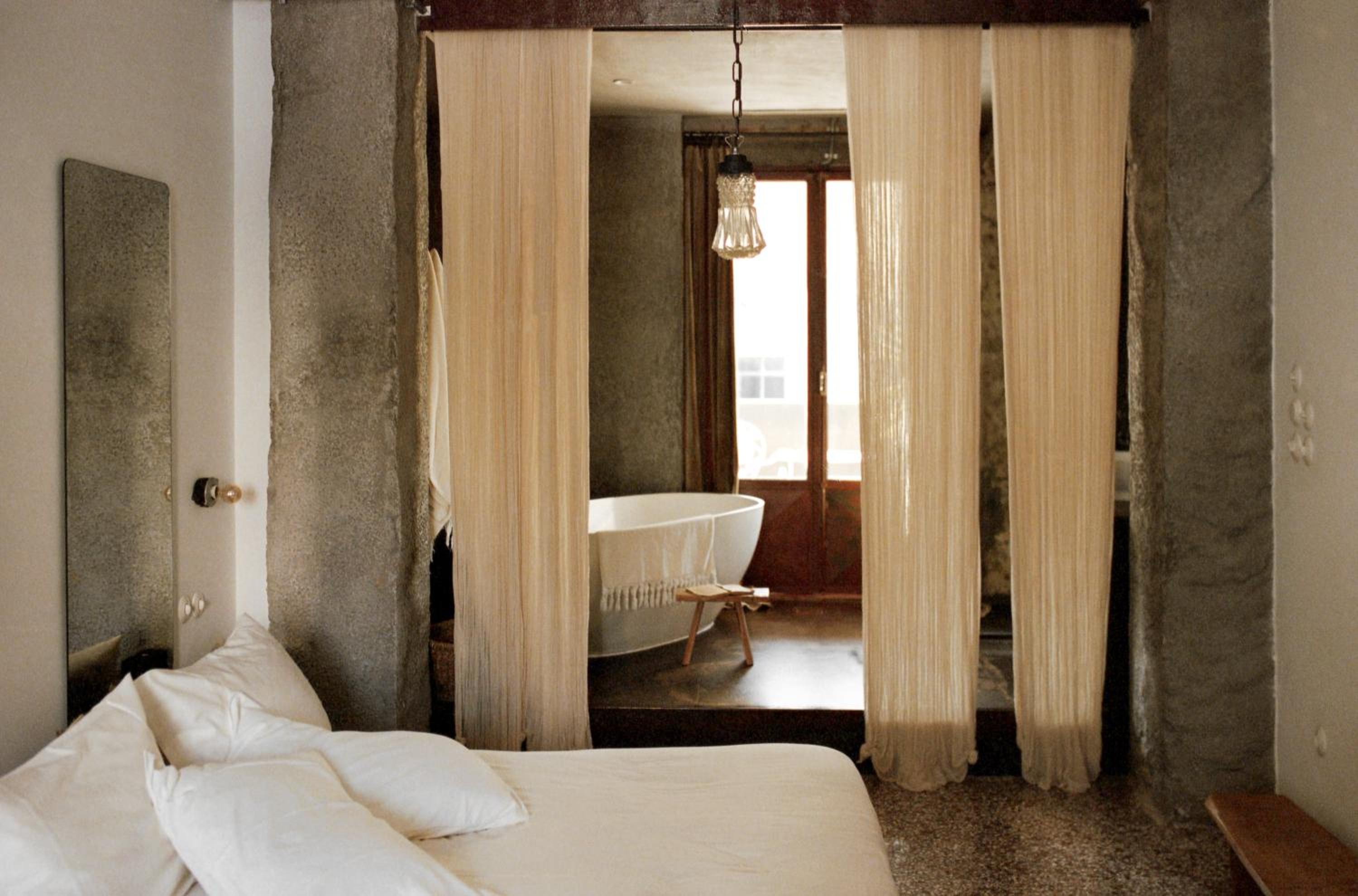 Velvet room with balcony photo 2