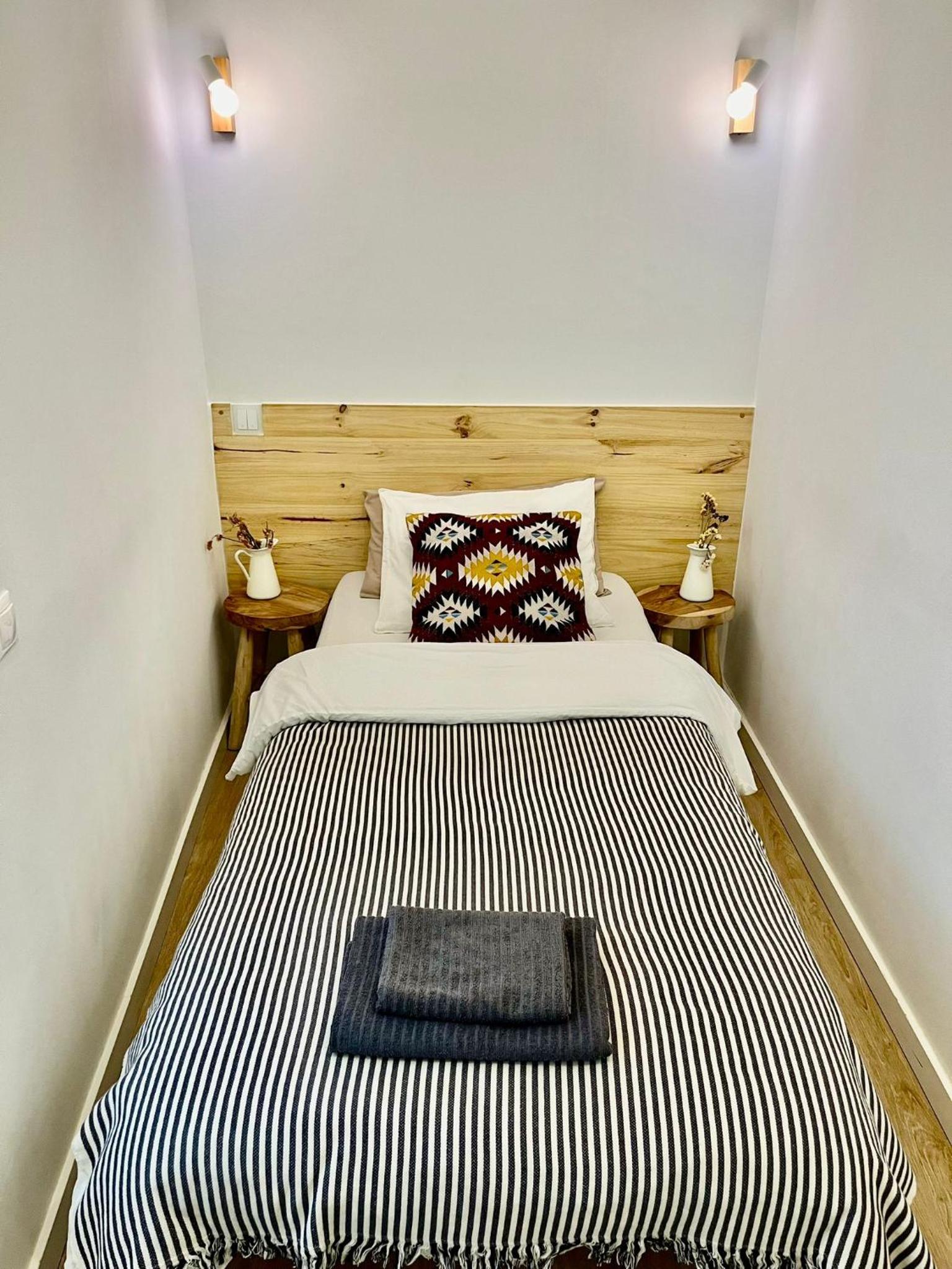 Habitación Individual con Baño y Aseo Compartidos
