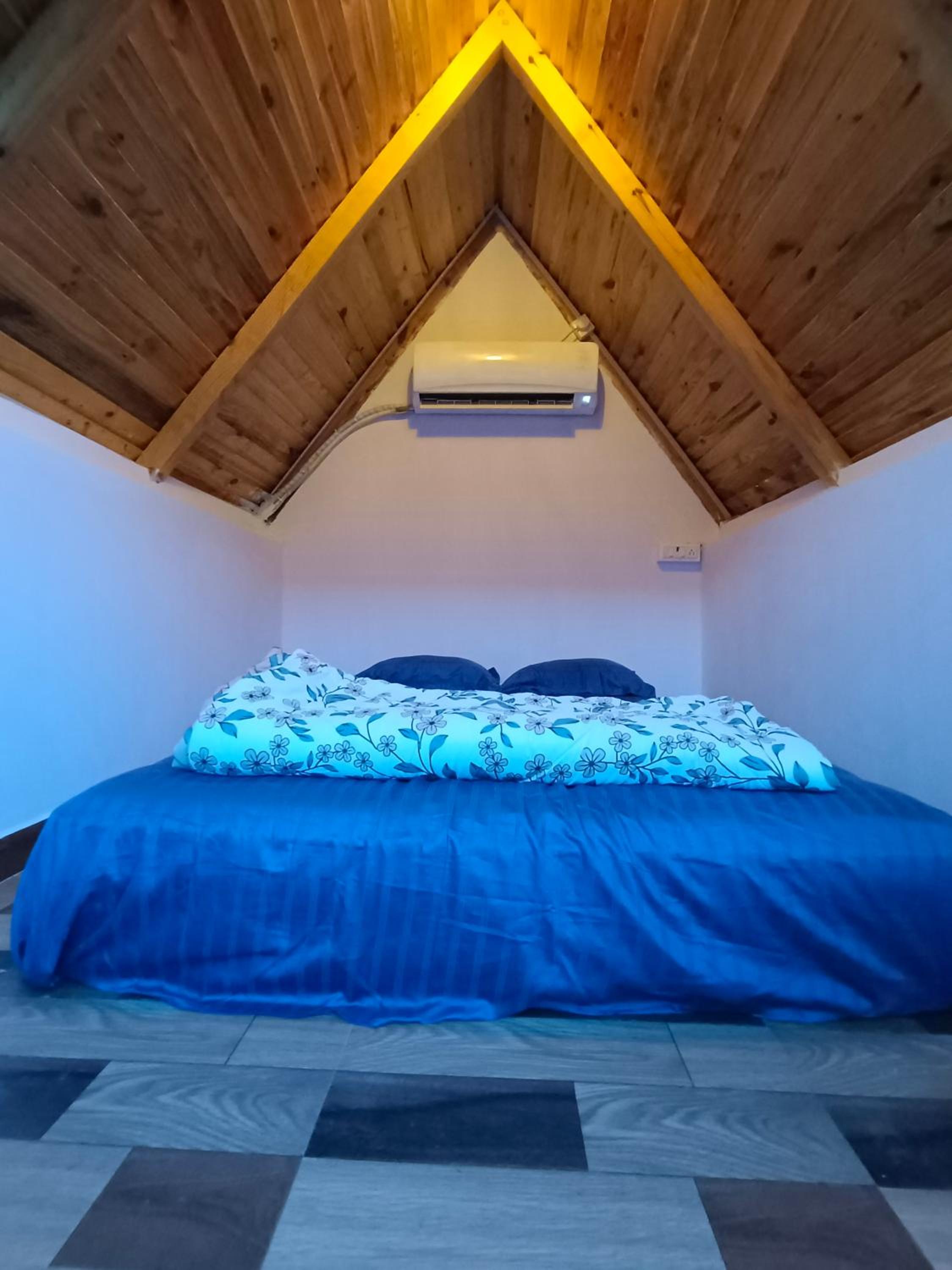 Deluxe Double Room (2 Adults + 1 Child) photo 1