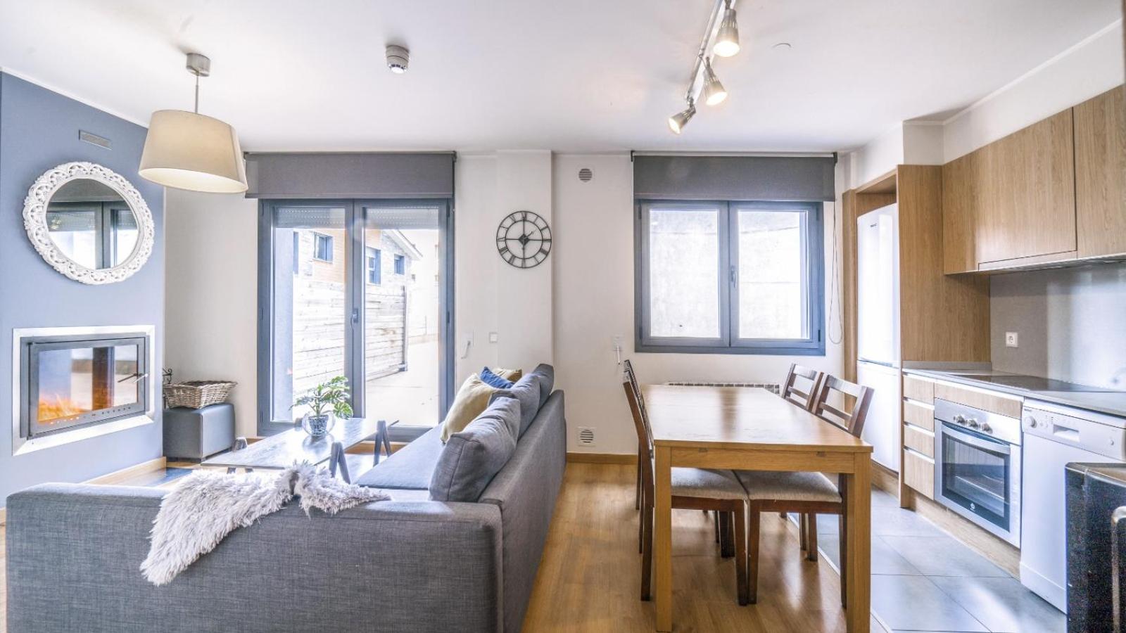 Superior Two Bedroom Apartment with Fireplace for 7 people. 5 min Walking to Ski Area photo 2