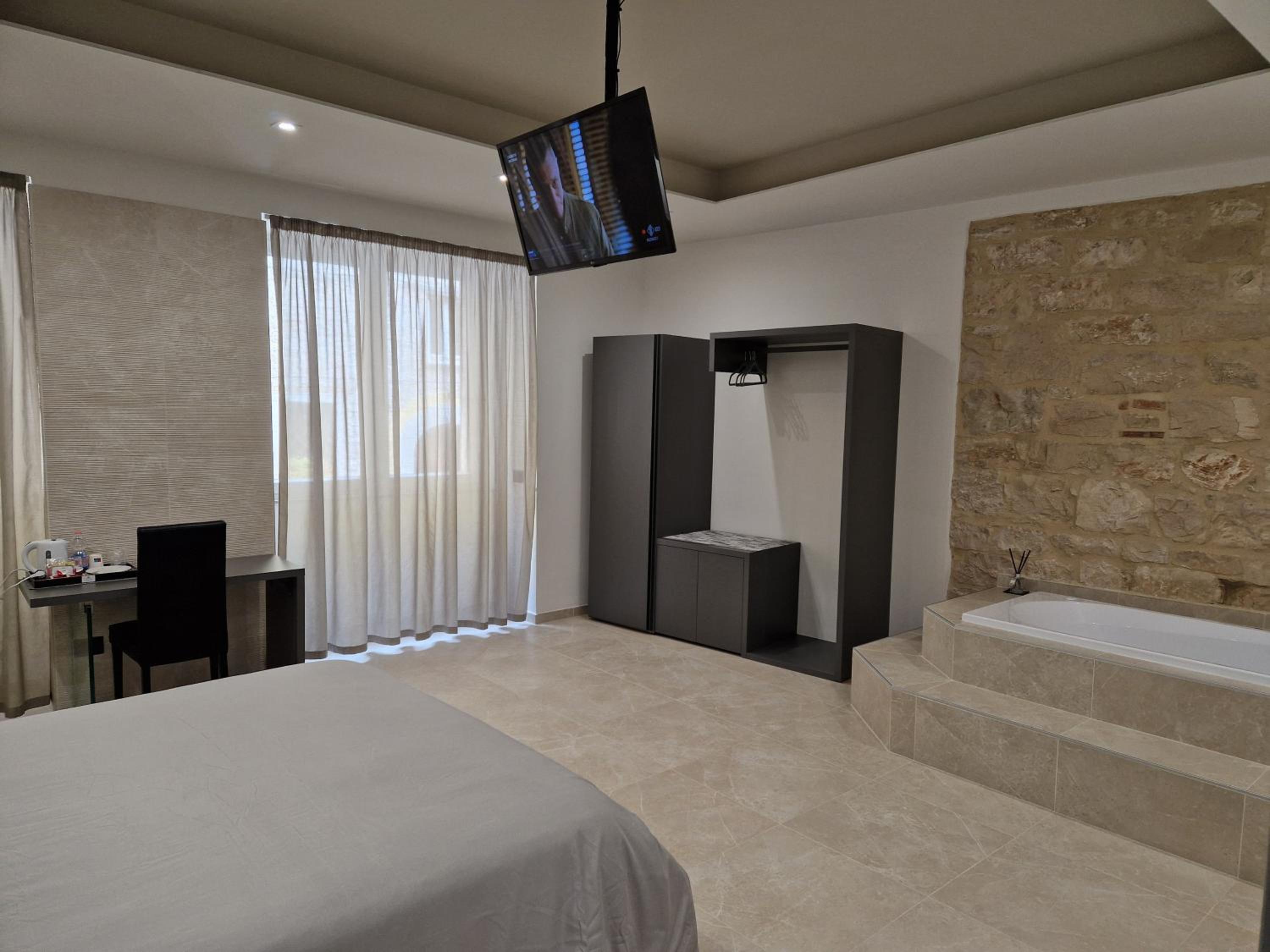 Queen Room with Spa Bath photo 1