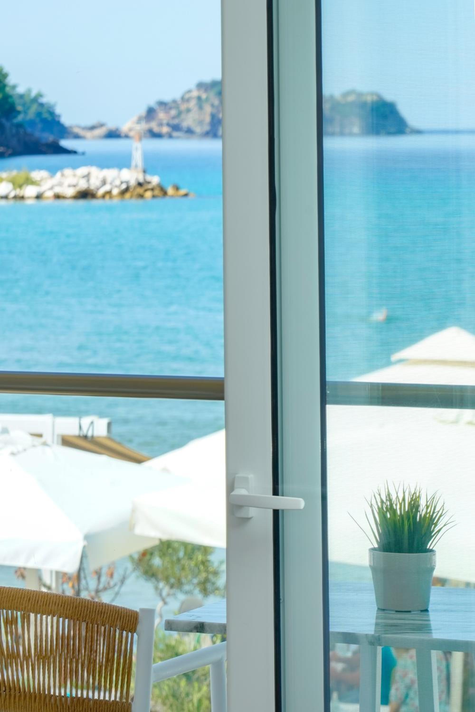 Deluxe Triple Room with Sea View photo 3