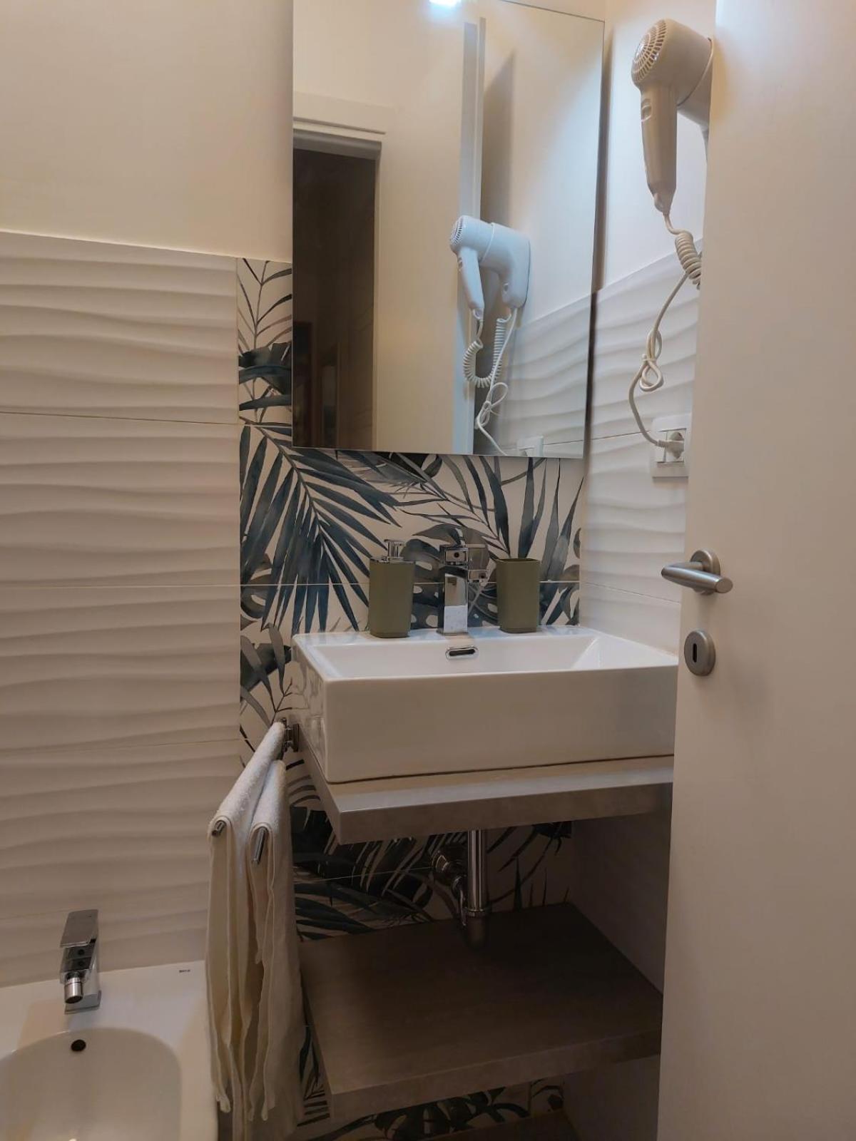Deluxe Single Room with Balcony photo 2